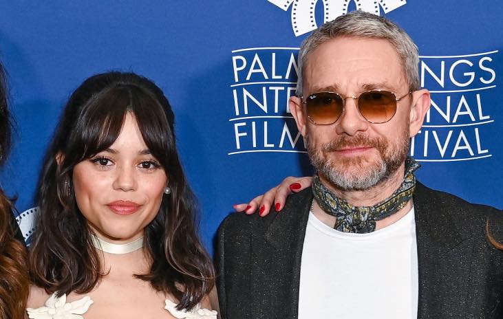 La escena íntima de Jenna Ortega con Martin Freeman está enloqueciendo