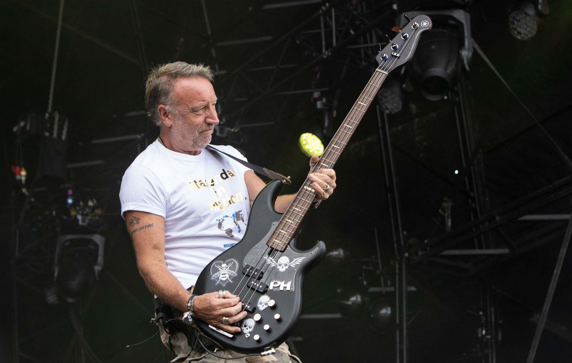 Miren a Peter Hook & The Light realizar su colaboración con Gorillaz 'Aries'.