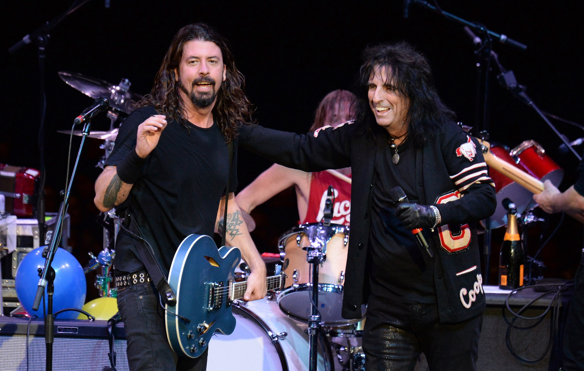 Alice Cooper dice que le encantaría liderar a Foo Fighters 