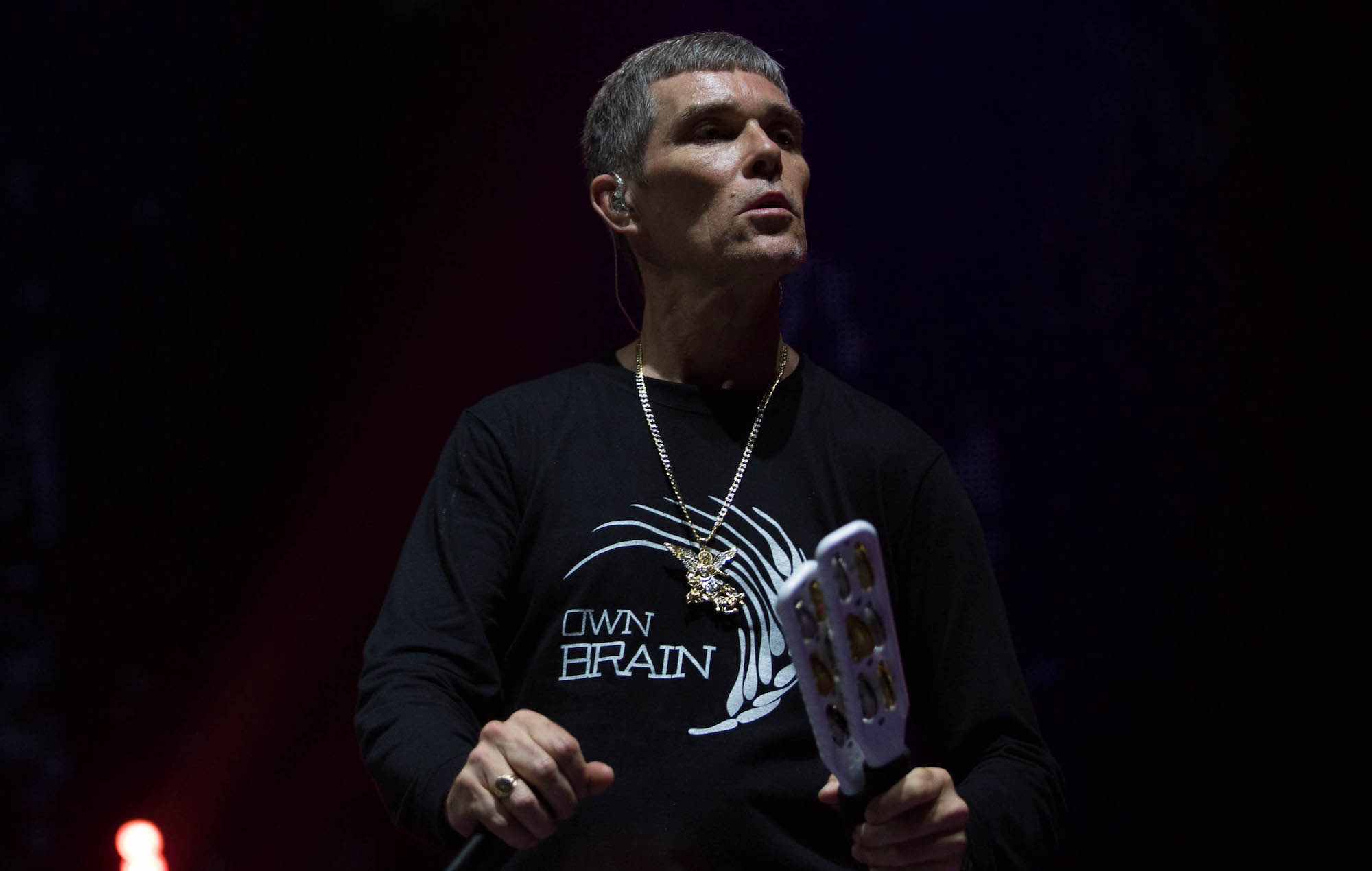 El Neighbourhood Weekender responde a las afirmaciones sobre el pasaporte de vacunación de Ian Brown mientras se retira como cabeza de cartel