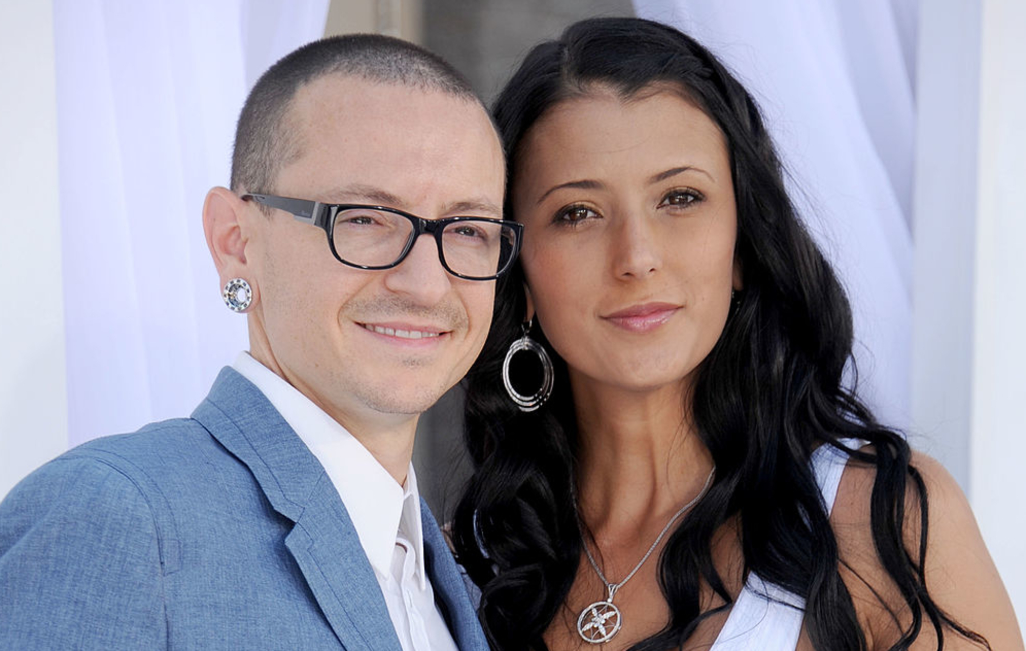 Talinda, la viuda de Chester Bennington, comparte un mensaje con motivo del 45º cumpleaños de la estrella