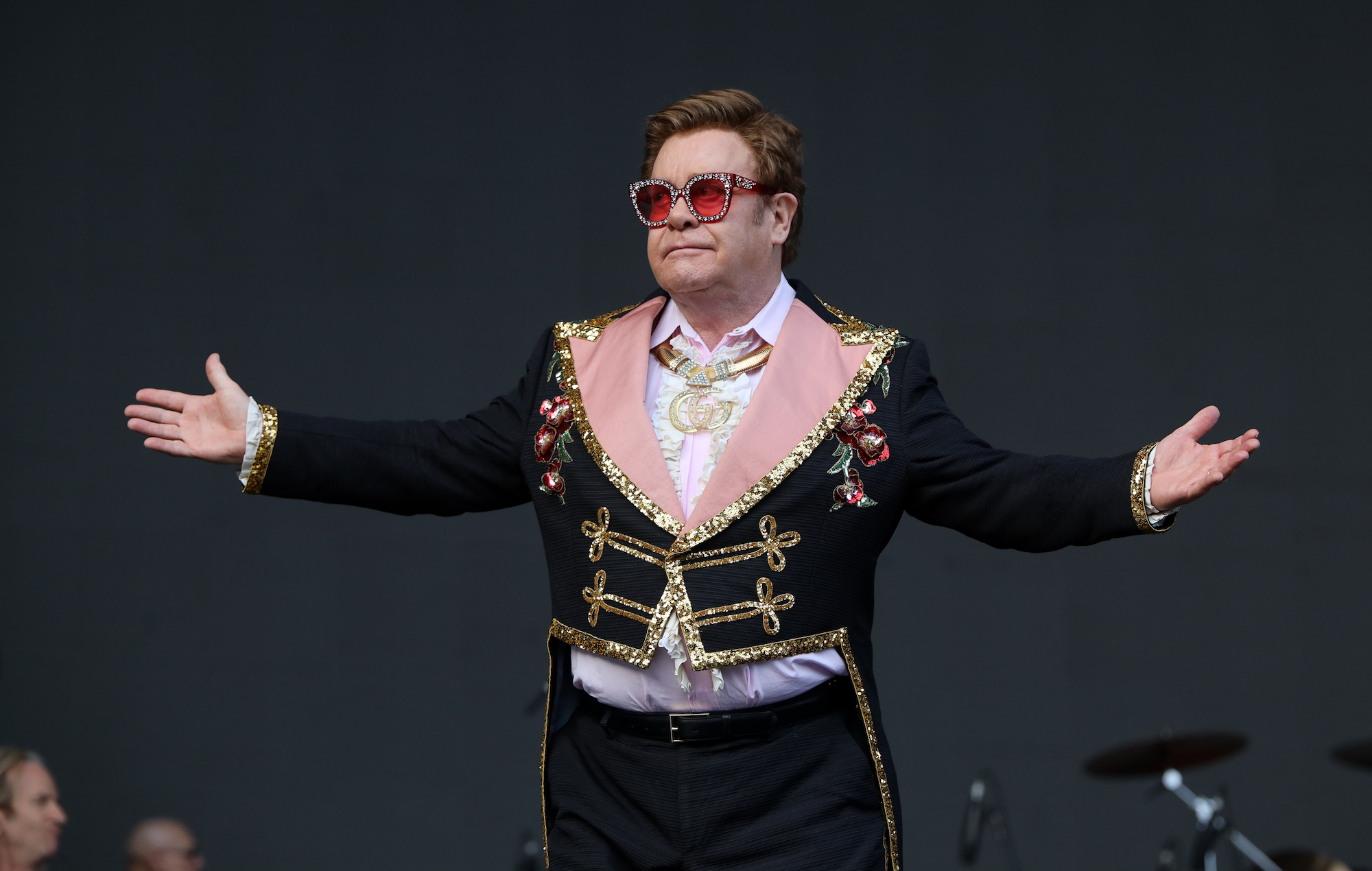 Elton John pide que los trolls de Internet se enfrenten a la 