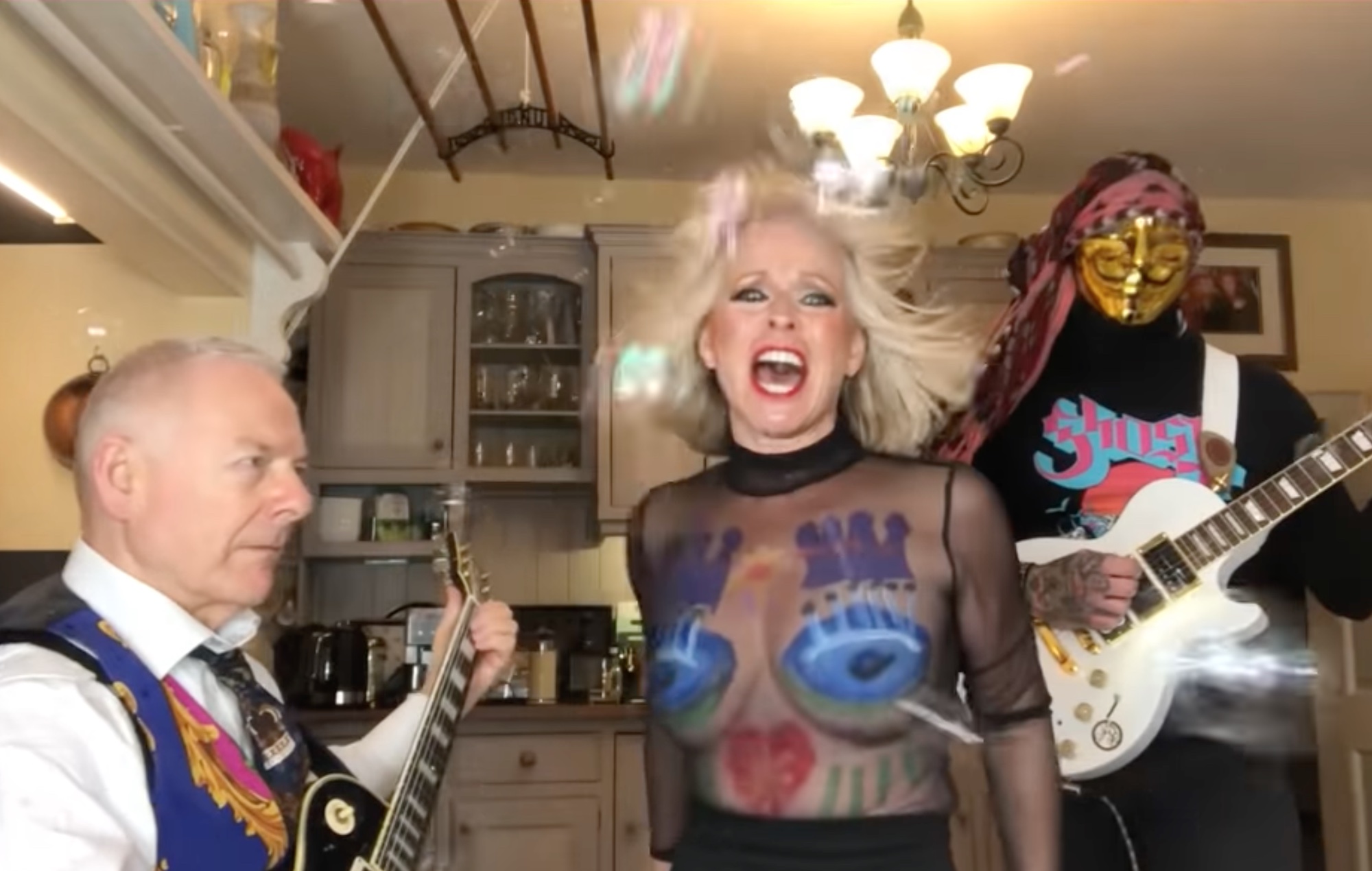 Robert Fripp y Toyah Willcox interpretan el clásico de los Rolling Stones 'Satisfaction'