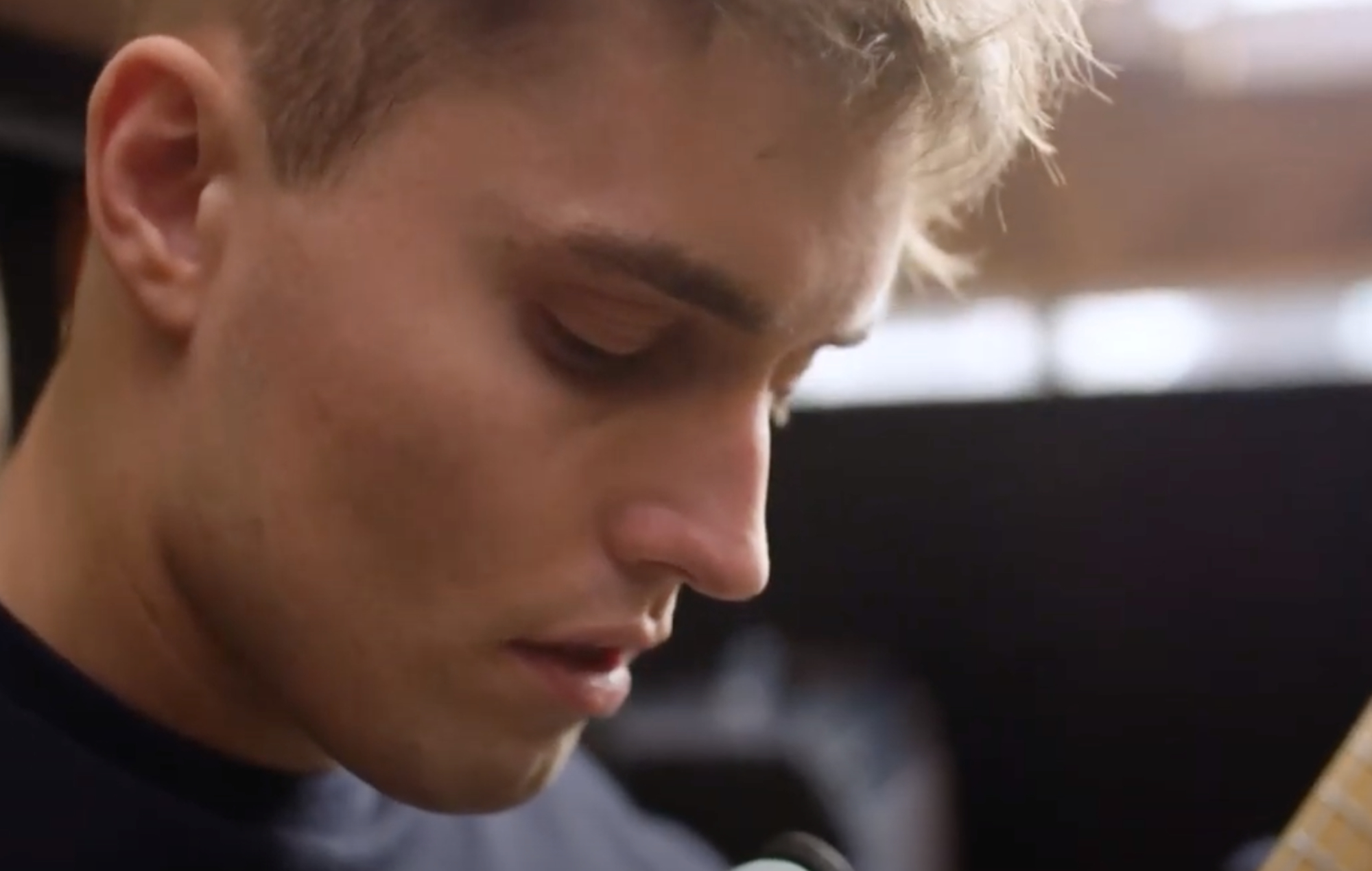 Sam Fender lanza su nueva línea de ropa con el cortometraje 'On The Record'