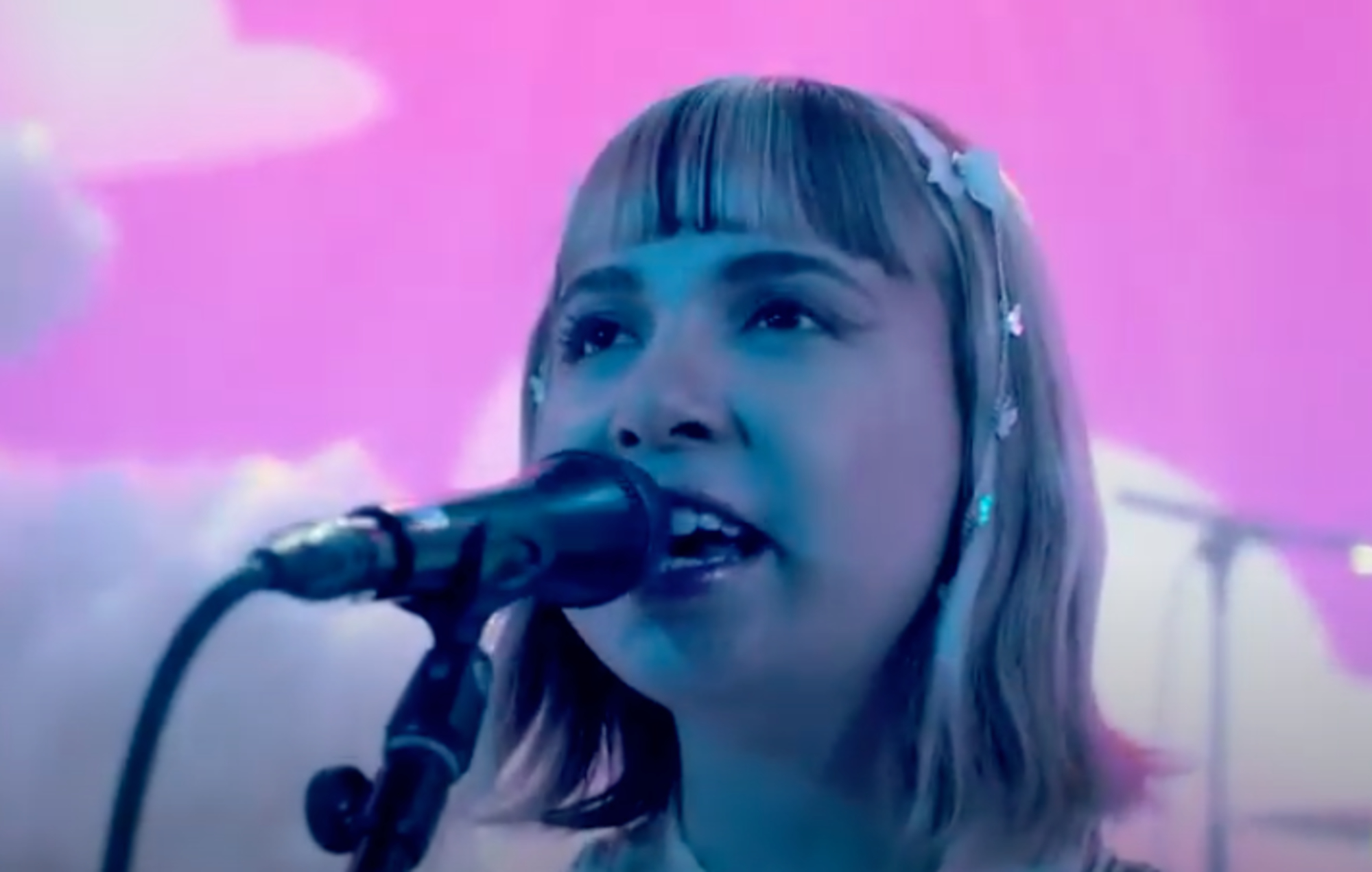 Mira cómo Beach Bunny interpreta el viral 'Cloud 9' en directo en 'Fallon'