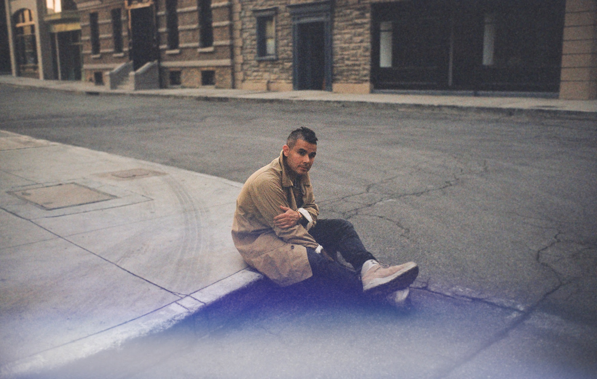 Escucha a Rostam versionando a The Clash y Lucinda Williams