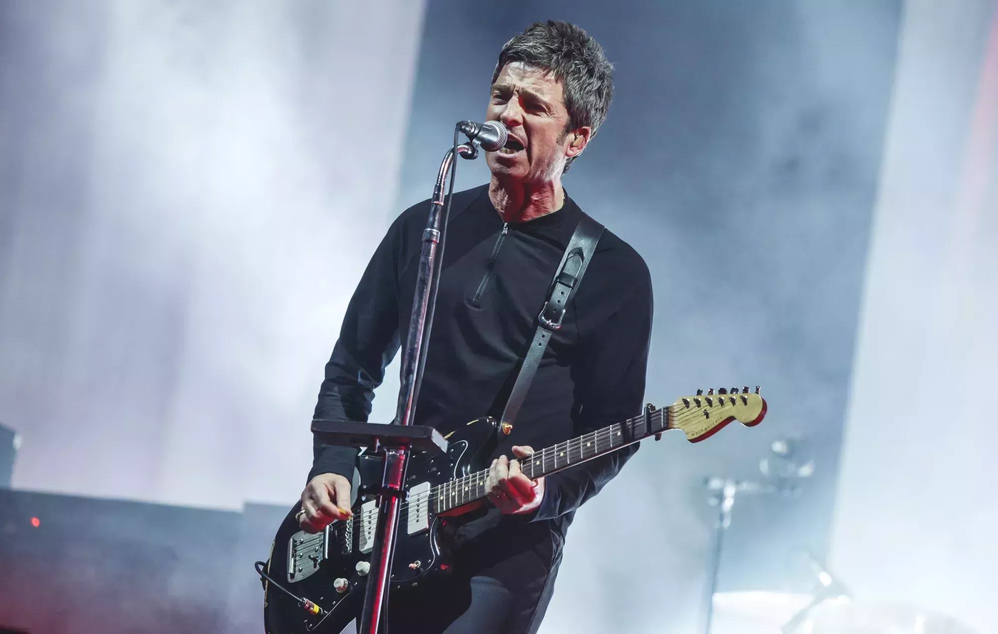 Noel Gallagher dice que su hijo le enseñó a tocar la guitarra de AC/DC