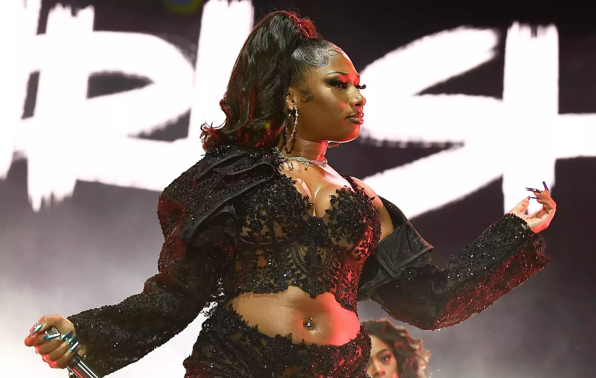 Megan Thee Stallion se sincera sobre la mirada masculina en una entrevista con Julie Adenuga