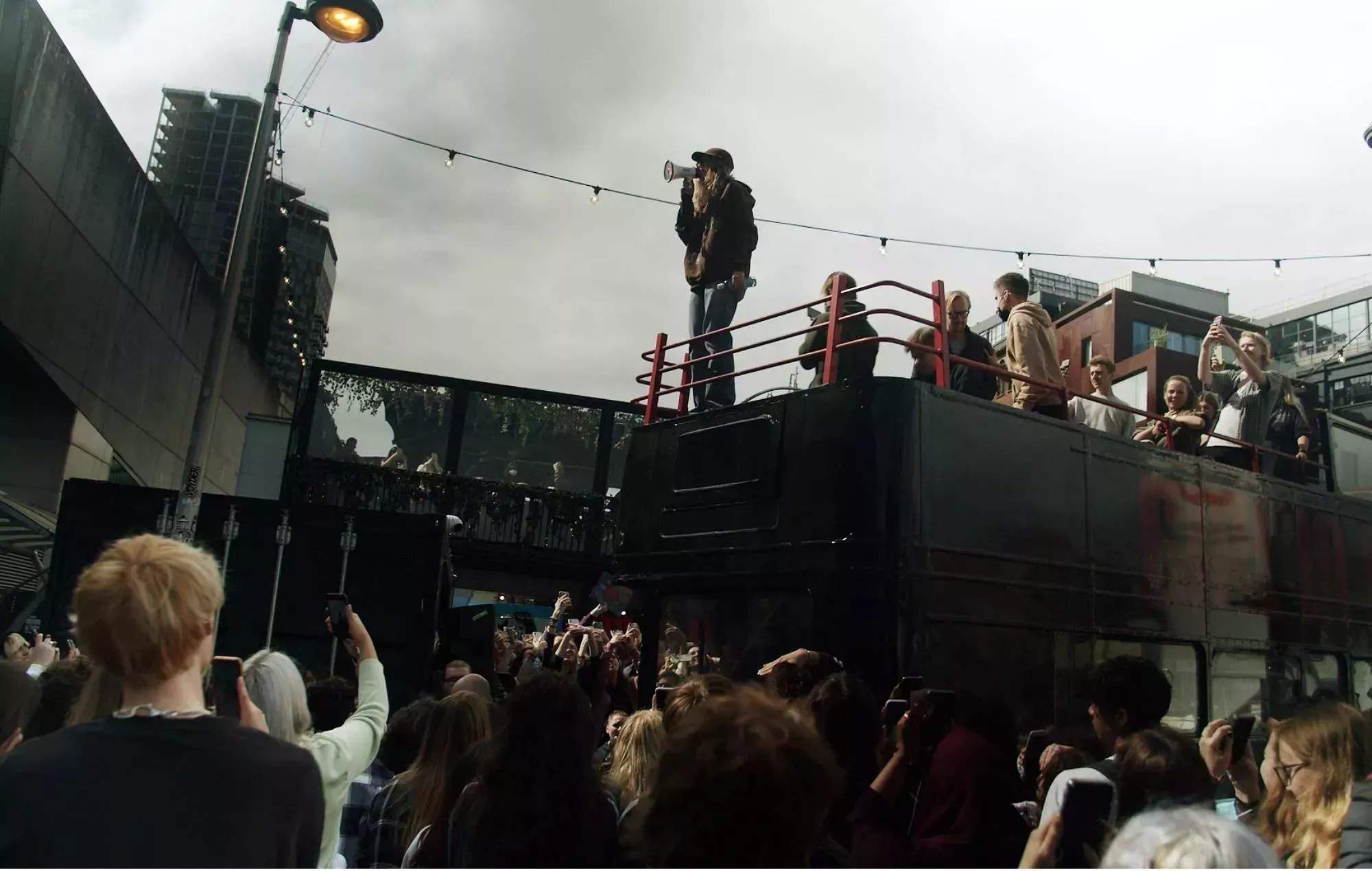 Mira cómo Girl In Red y su enorme autobús se apoderan de Boxpark para un evento sorpresa con fans en Londres