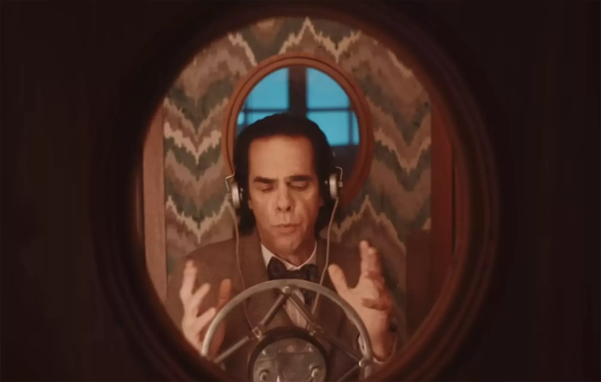 Vea a Nick Cave como H.G. Wells en el tráiler de 'La vida eléctrica de Louis Wain'