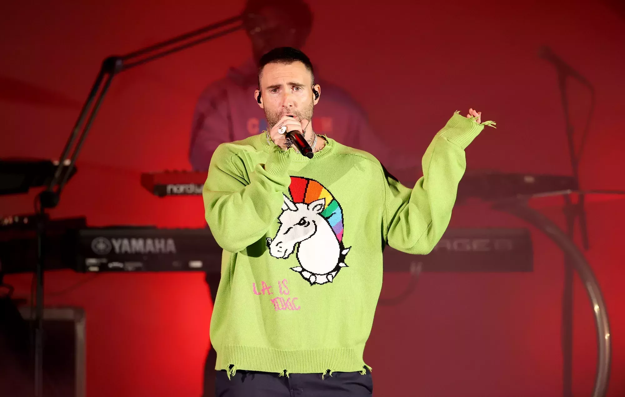 Adam Levine aborda el TikTok viral de un fan agarrándolo en el escenario