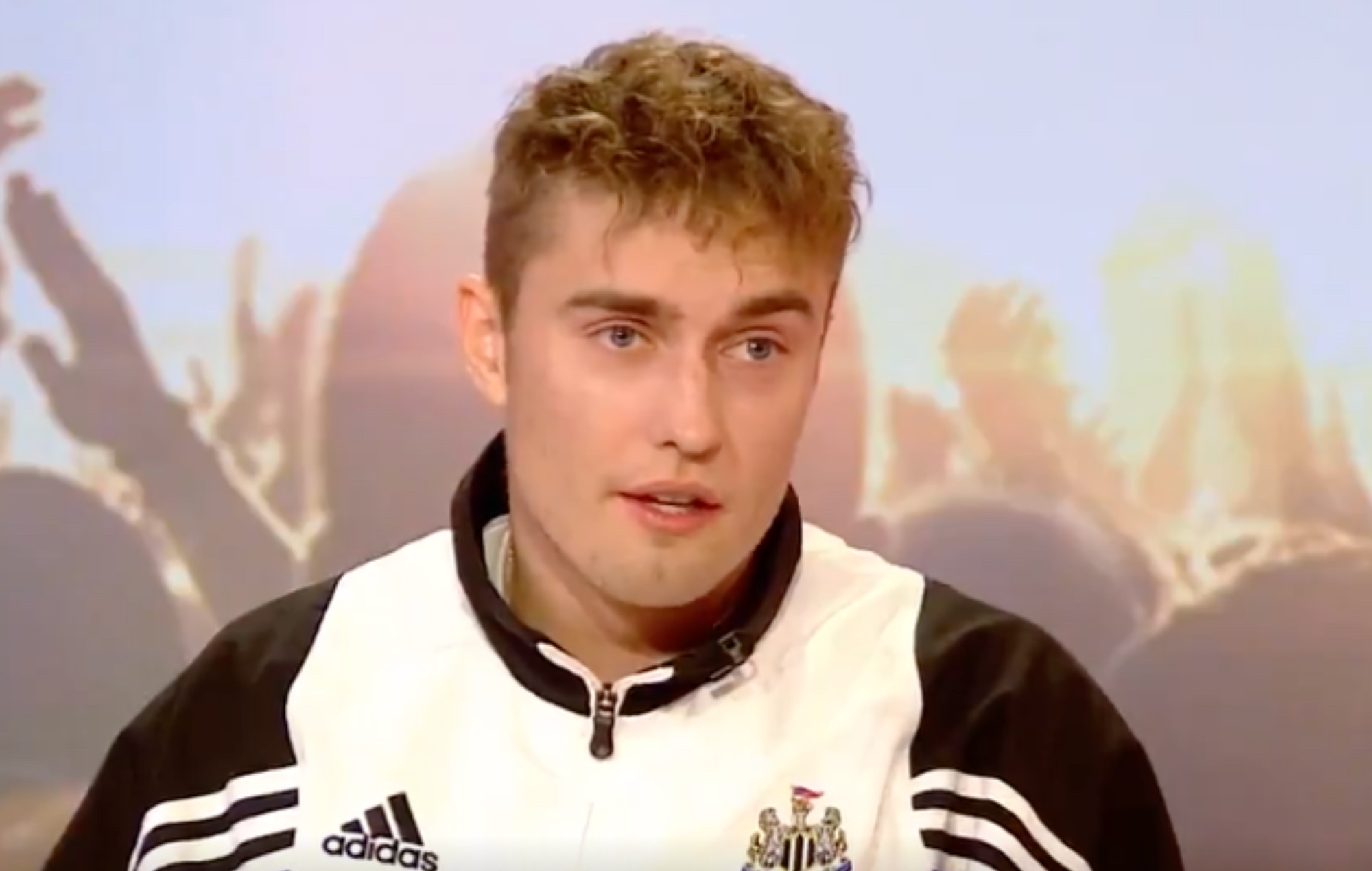 sam-fender-celebra-la-conquista-del-newcastle-en-st-james-park