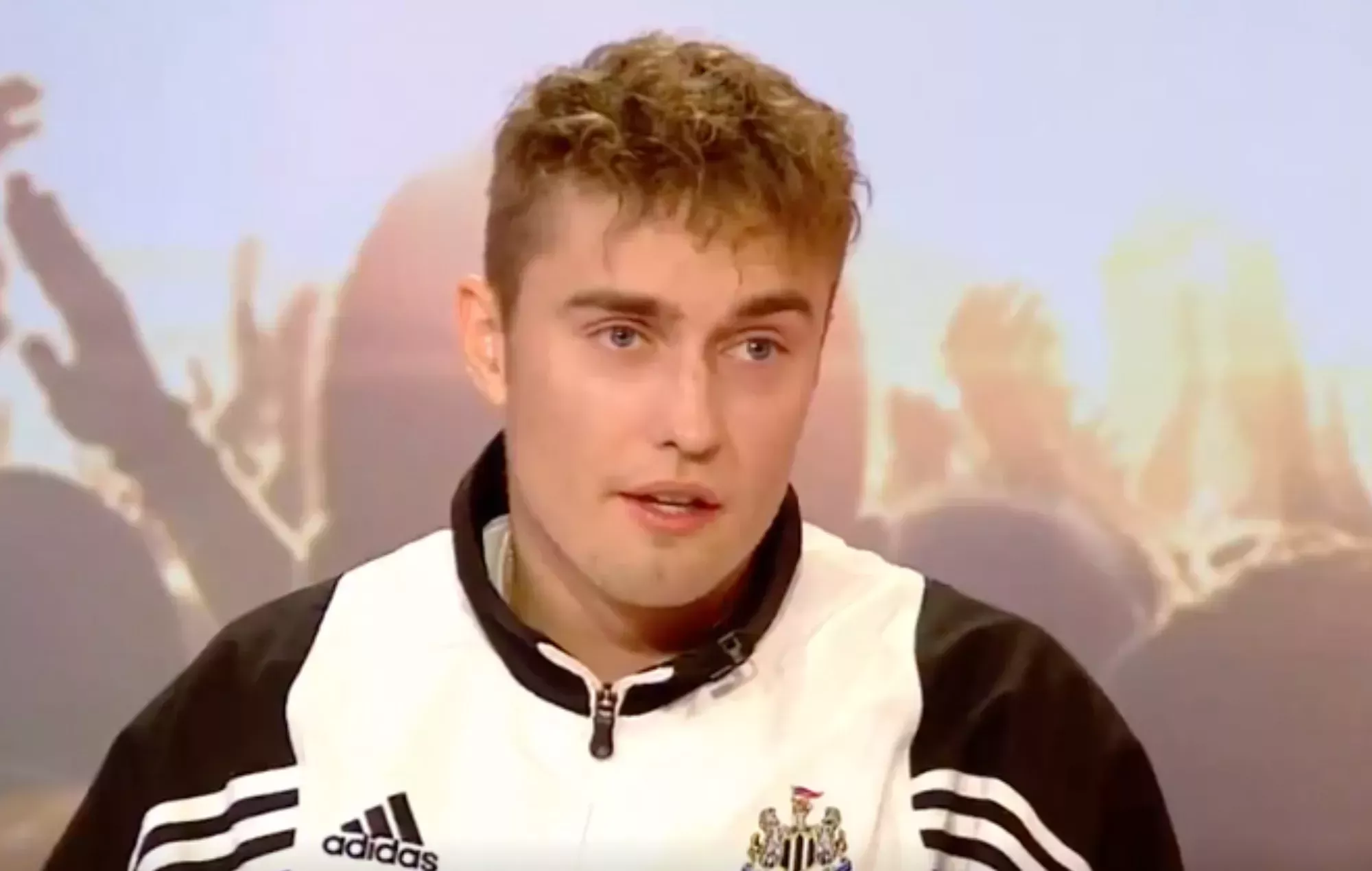 Sam Fender celebra la conquista del Newcastle en St. James' Park: 