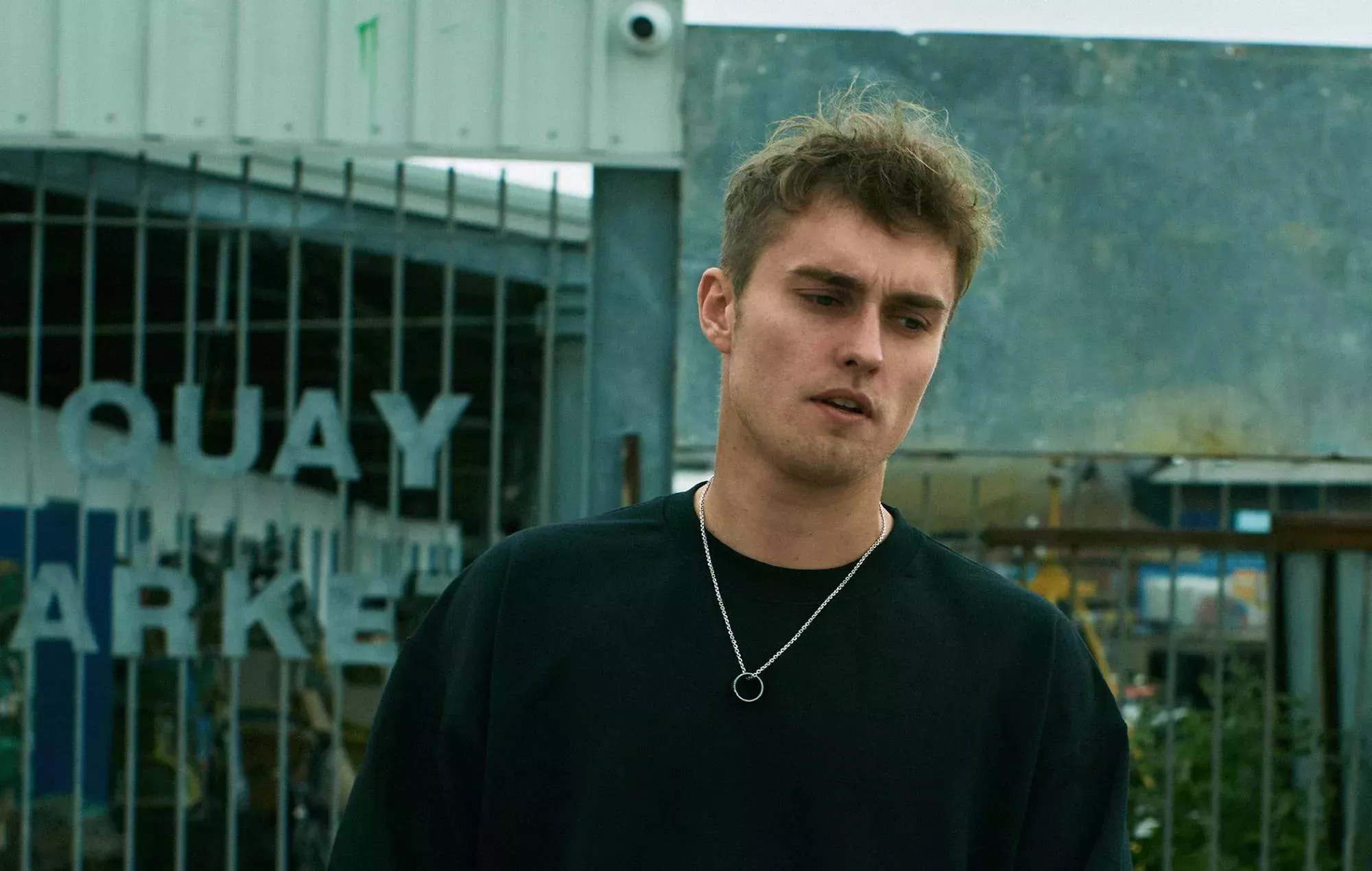 El sello discográfico de Sam Fender quiere que se anime