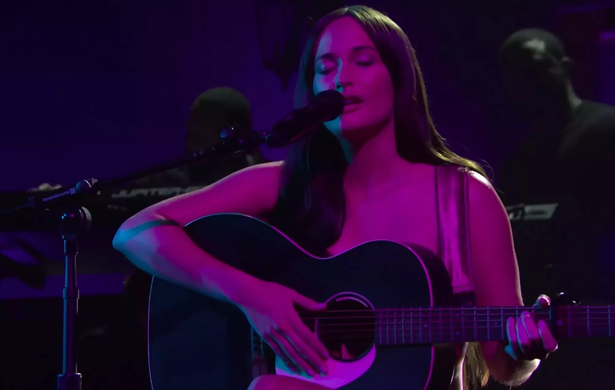 Kacey Musgraves comparte una versión de 'Fix You' de Coldplay