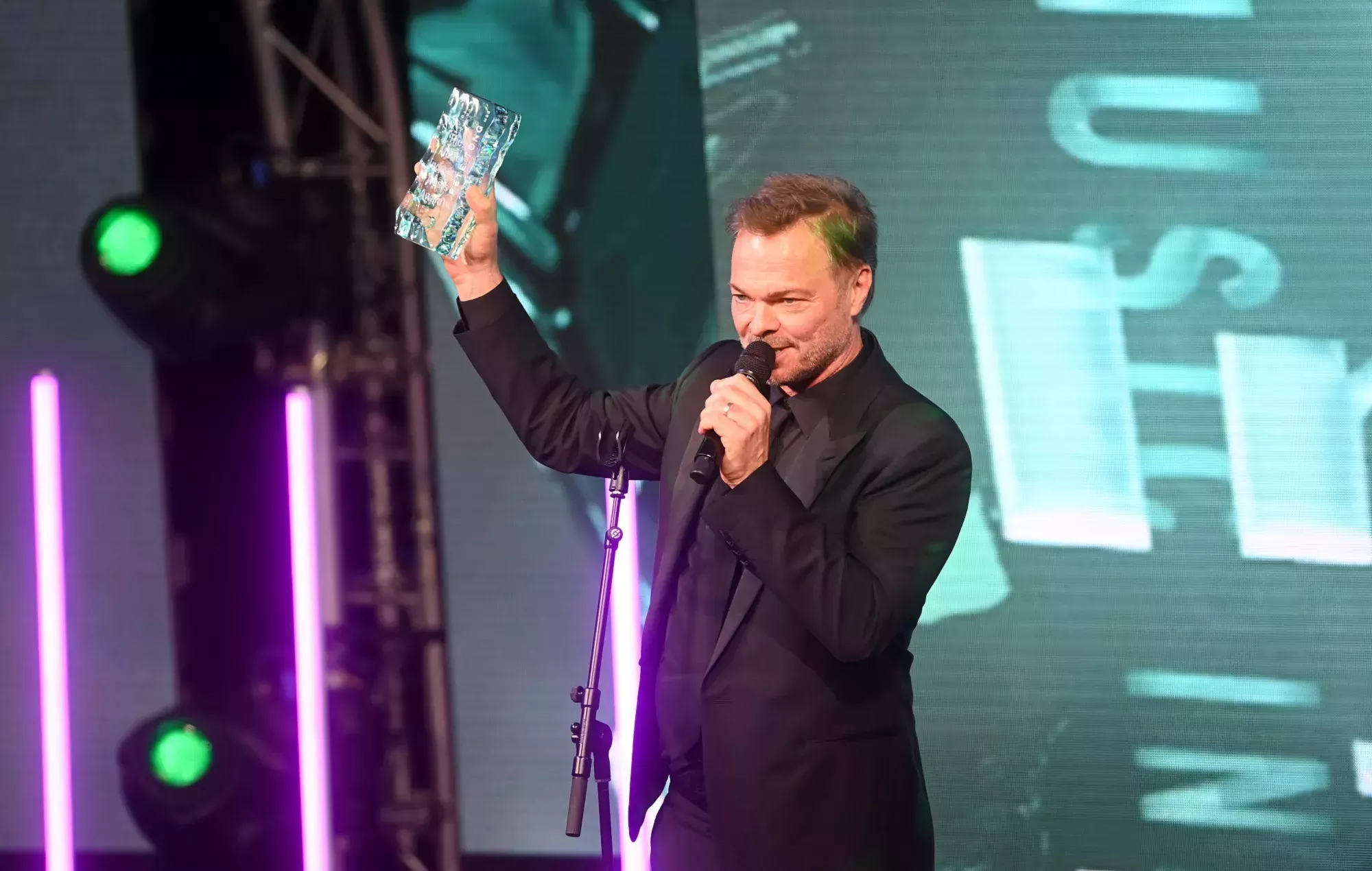 Vea la actuación de New Order mientras Pete Tong recibe el prestigioso premio MITS