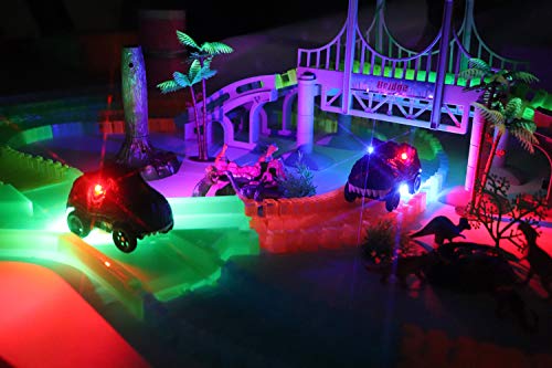 17Tek Juego de pistas flexibles que brillan en la oscuridad con 2 coches de dinosaurios iluminados, camino cruzado, puente, puerta, paquete de bosques de dinosaurios y árboles