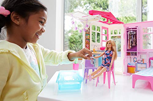 Barbie - Casa amueblada pleglable con cocina, piscina, dormitorio y lavabo con muñeca rubia, Embalaje sostenible, edad recomendada 3 años y más (Mattel GWY84)