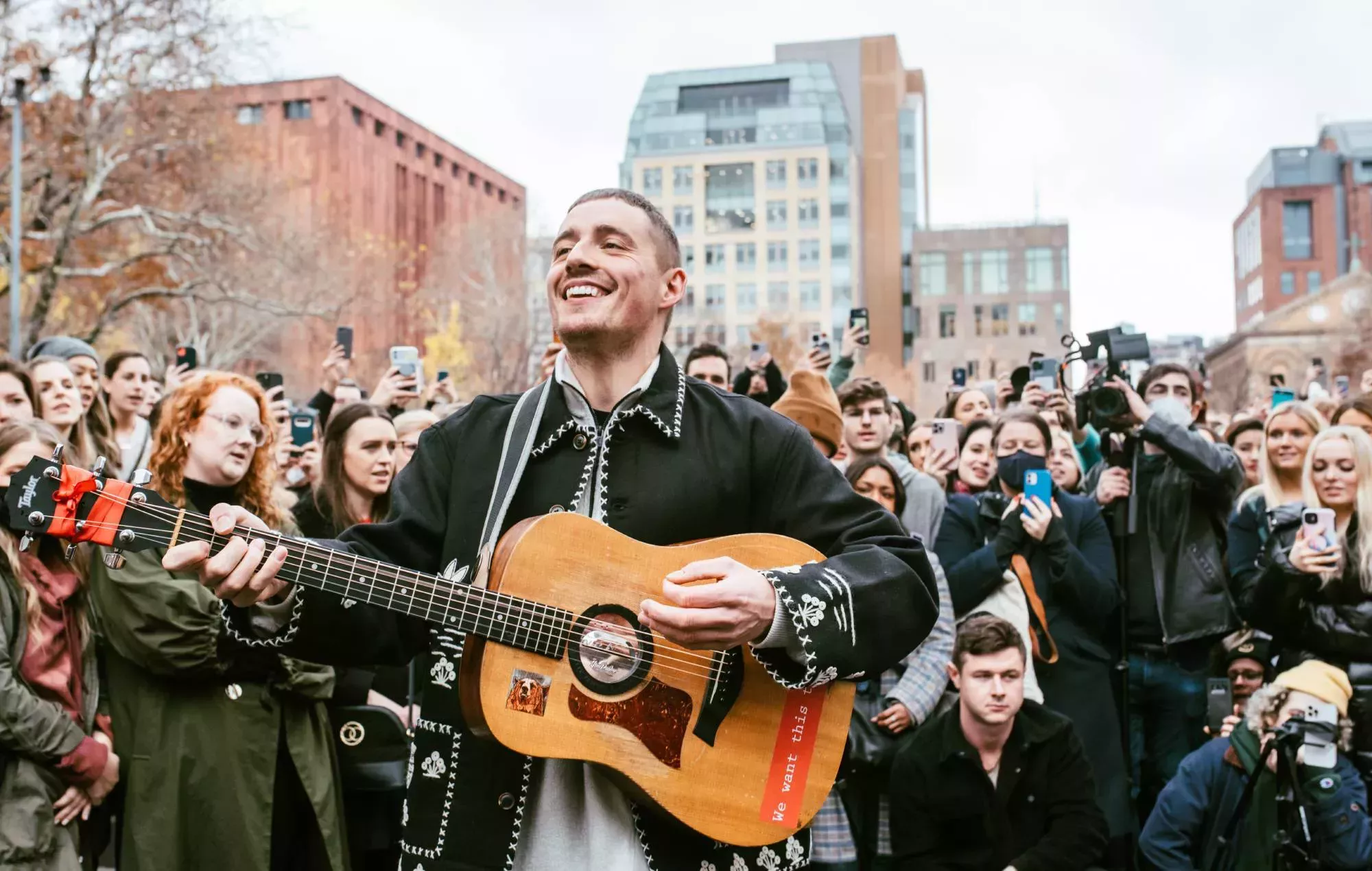 Dermot Kennedy recauda más de 300.000 dólares con actuaciones benéficas