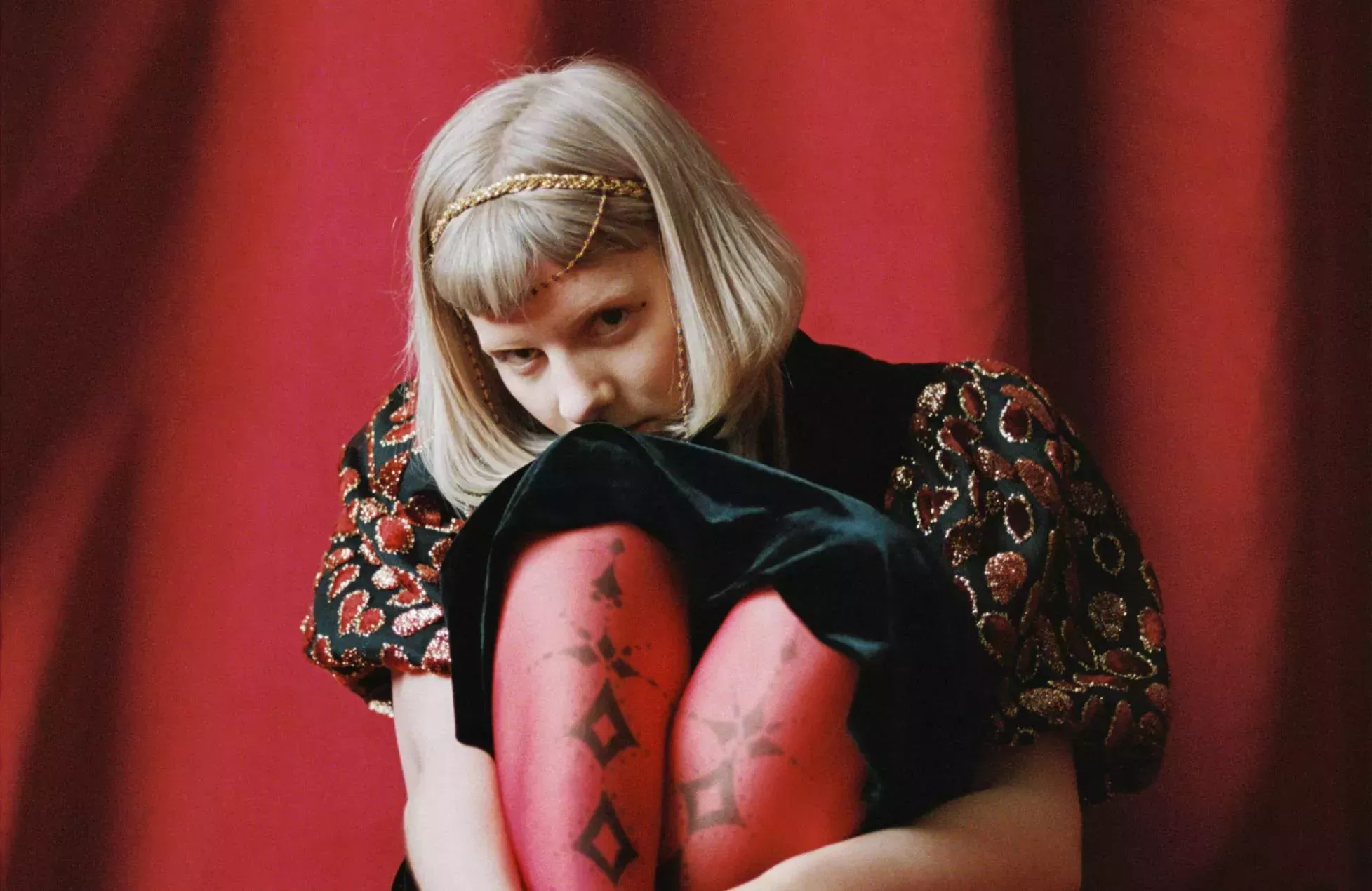 Escucha la nueva y ensoñadora canción de Aurora 'Heathens'