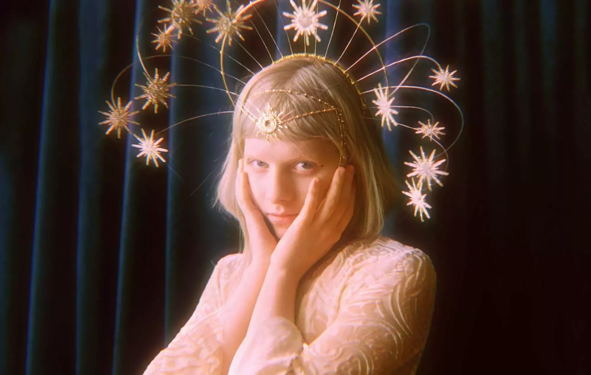 Escucha 'A Dangerous Thing' y 'Everything Matters' de Aurora