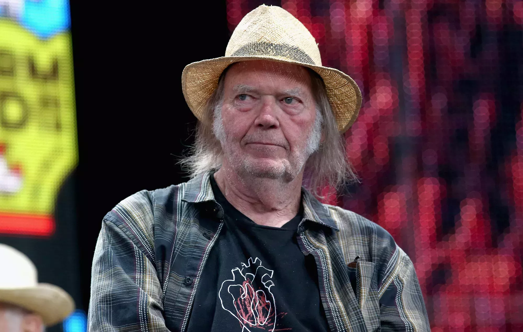 Neil Young regala suscripciones de cuatro meses a Amazon Music en medio de la polémica por Spotify