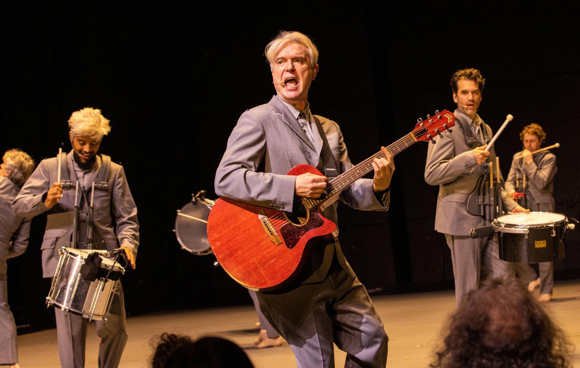 David Byrne lleva 'Burning Down The House' a CBS Saturday Sessions