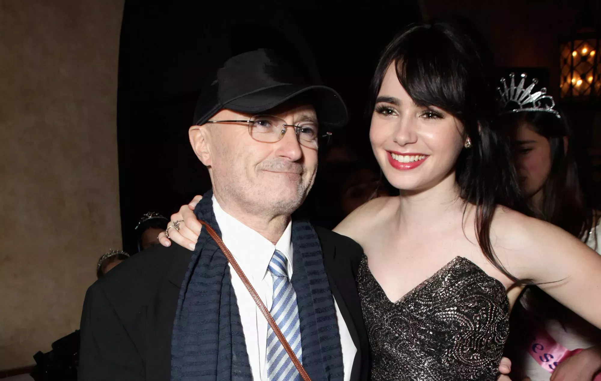 Lily Collins rinde homenaje a su padre Phil Collins tras su última actuación en Genesis