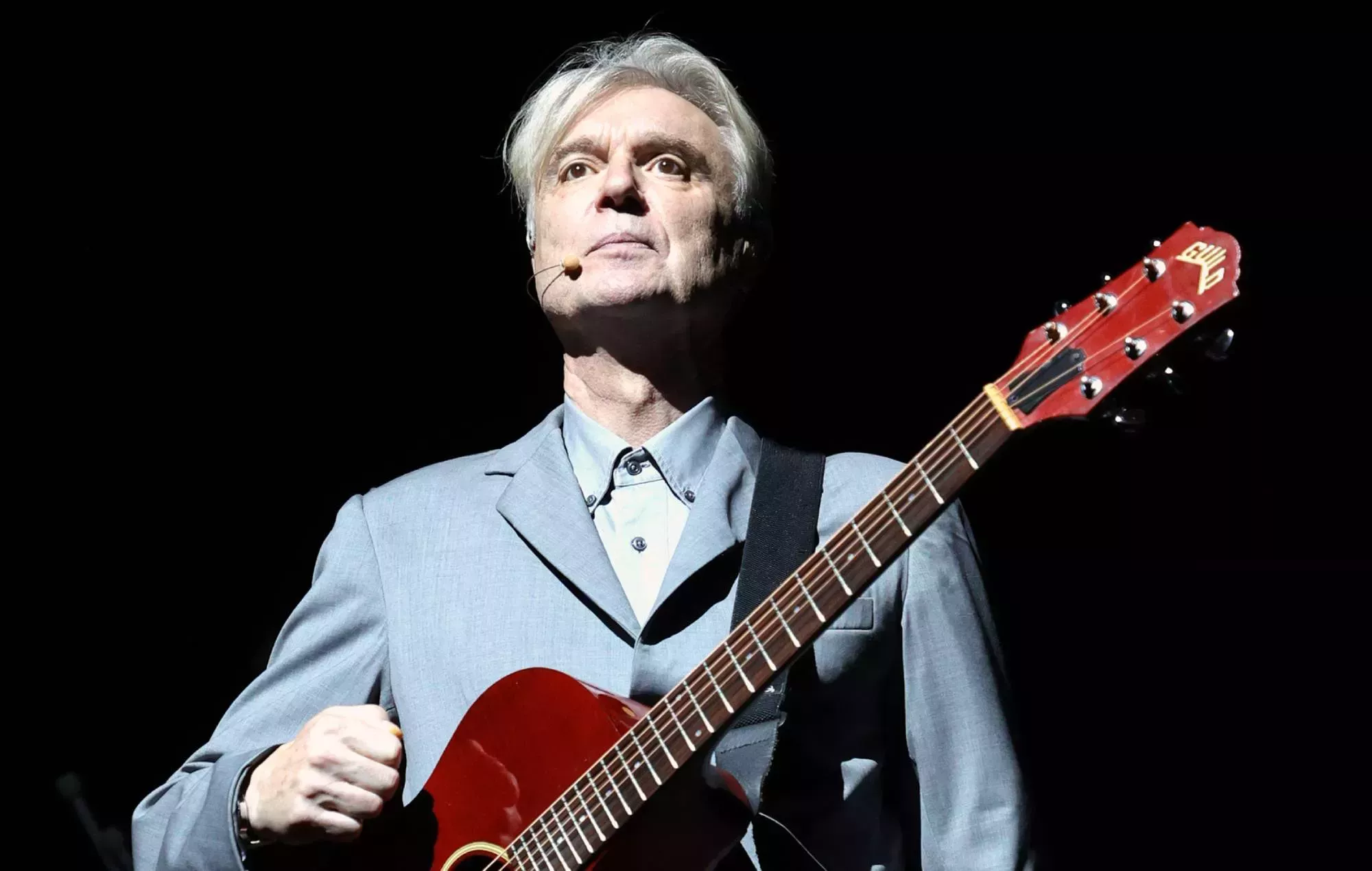 Mira a David Byrne y al reparto de 'American Utopia' interpretando 'Like Humans Do' en 'Fallon'