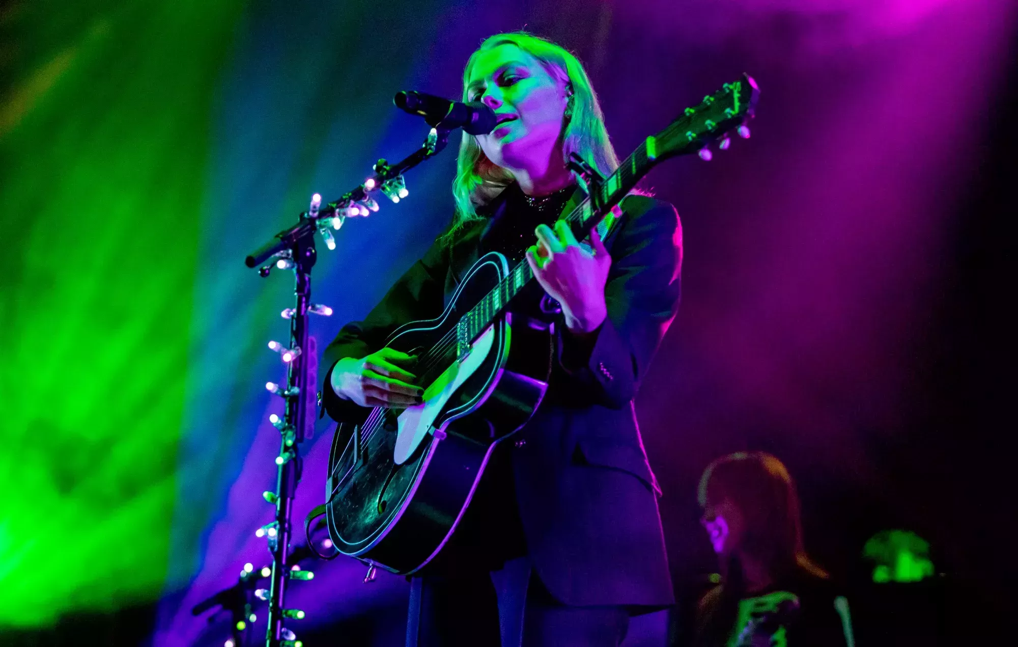 Mira la nueva versión acústica de Phoebe Bridgers de 'Chinese Satellite'