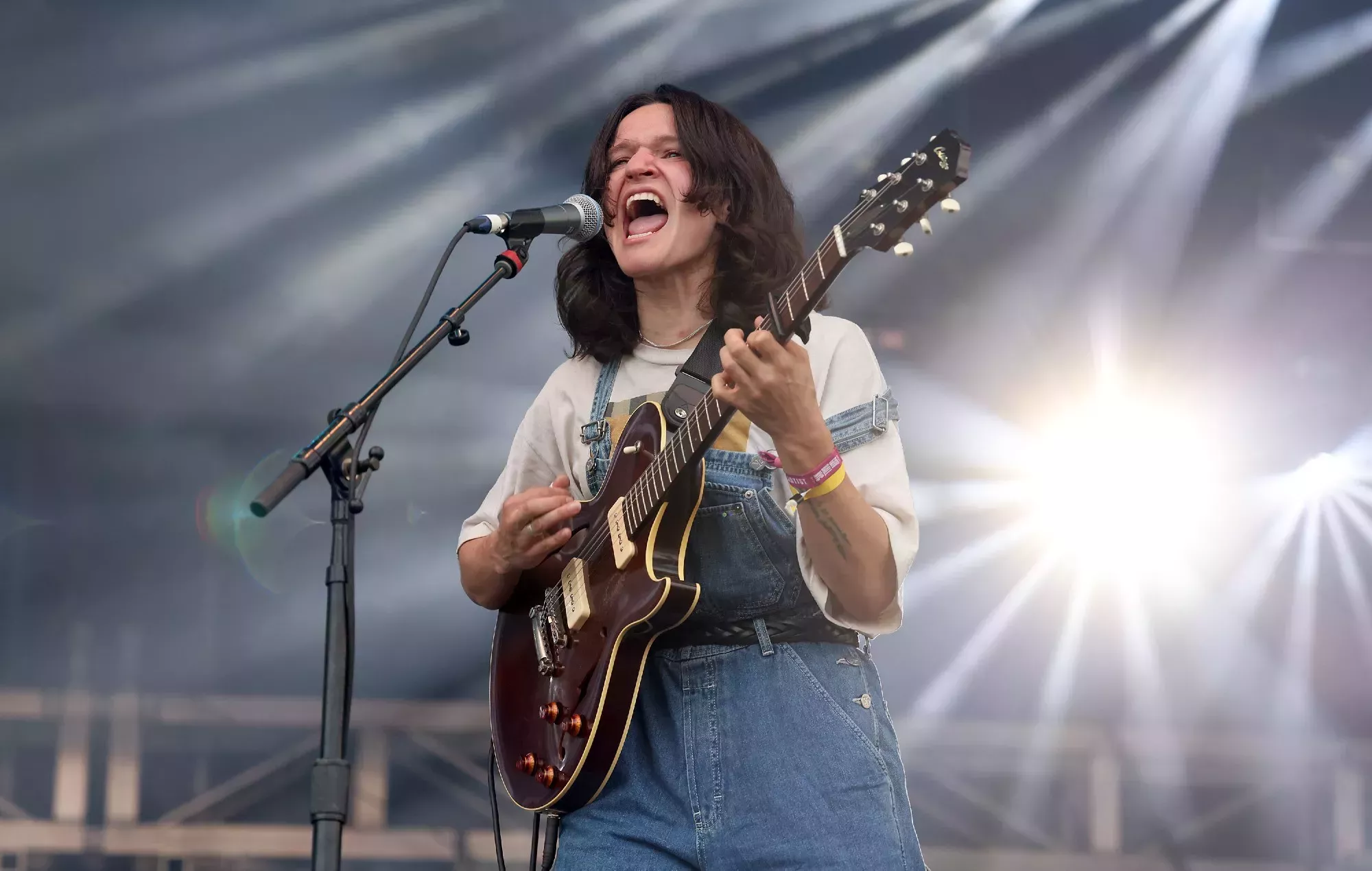 Adrianne Lenker, de Big Thief, pide a los fans que dejen de hablar durante las actuaciones de los teloneros