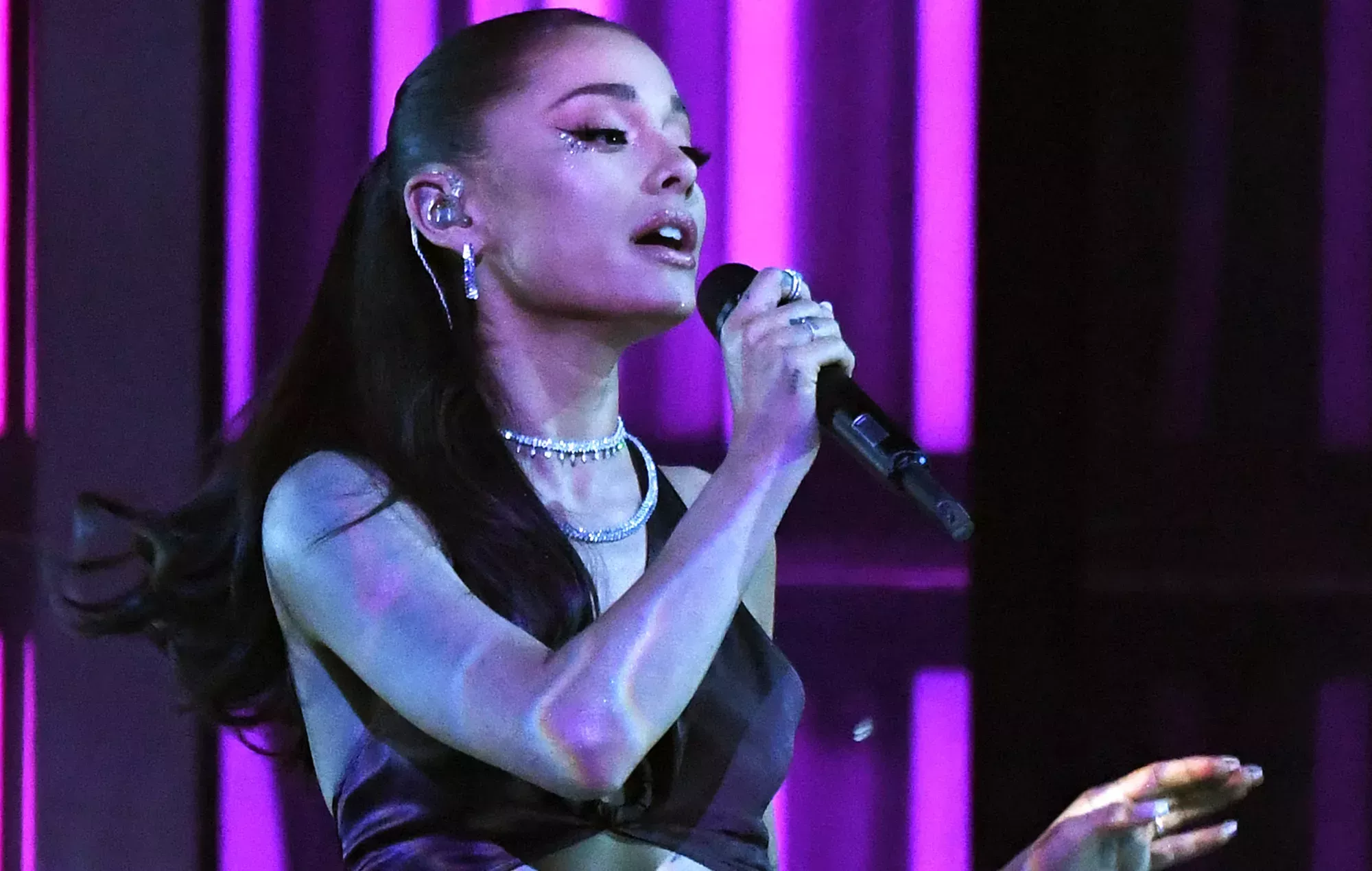 Ariana Grande promete 1,5 millones de dólares para luchar contra la legislación antitransgénero