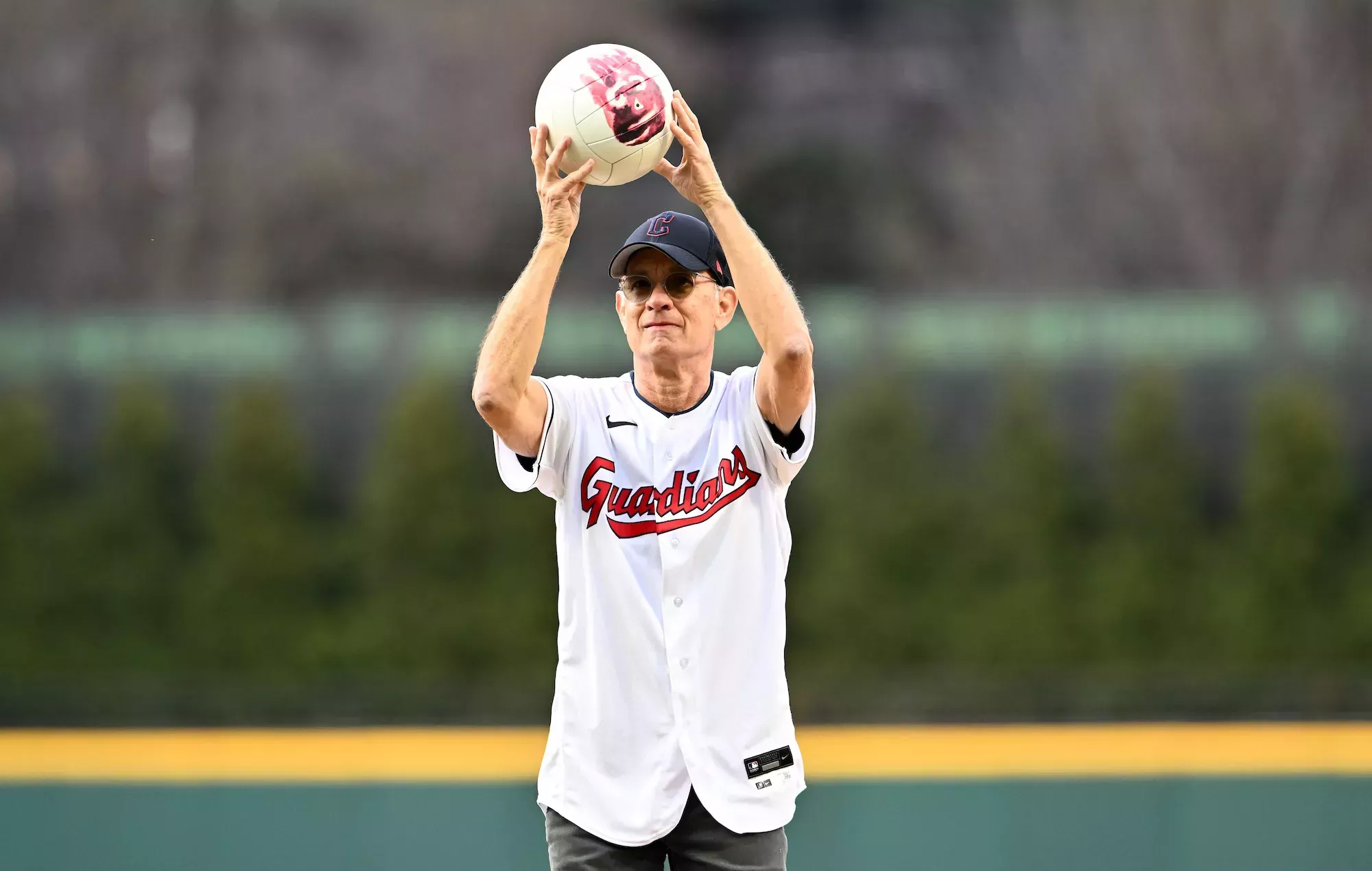 Tom Hanks es eclipsado por Wilson al lanzar el primer lanzamiento en un partido de béisbol