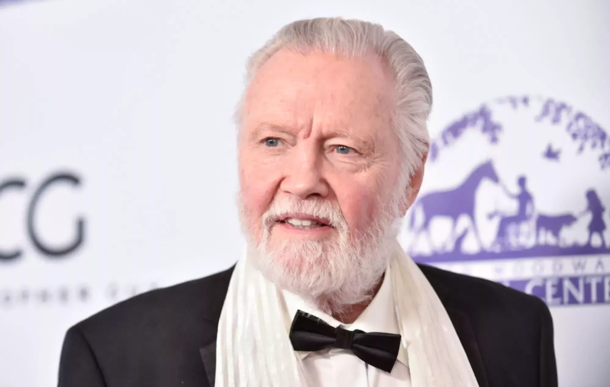 Jon Voight dice que los estadounidenses no pueden dejar que las enfermedades mentales les quiten el derecho a las armas