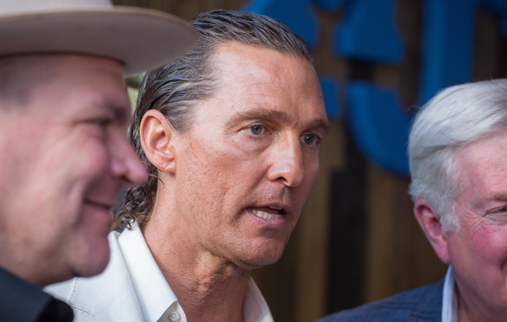 Matthew McConaughey visita su ciudad natal de Uvalde tras el tiroteo en