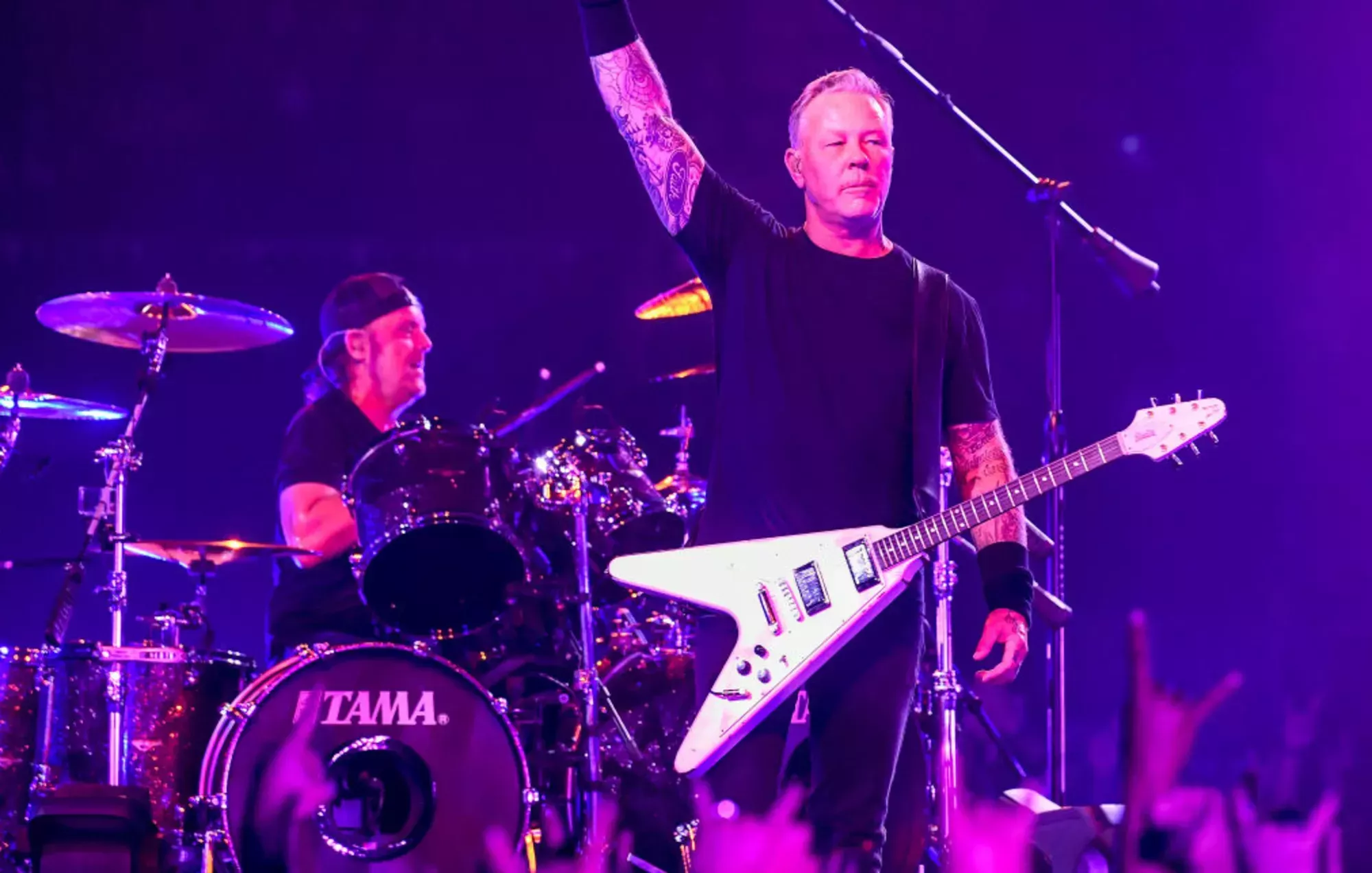 Una mujer da a luz durante un concierto de Metallica mientras la banda toca 'Enter Sandman'