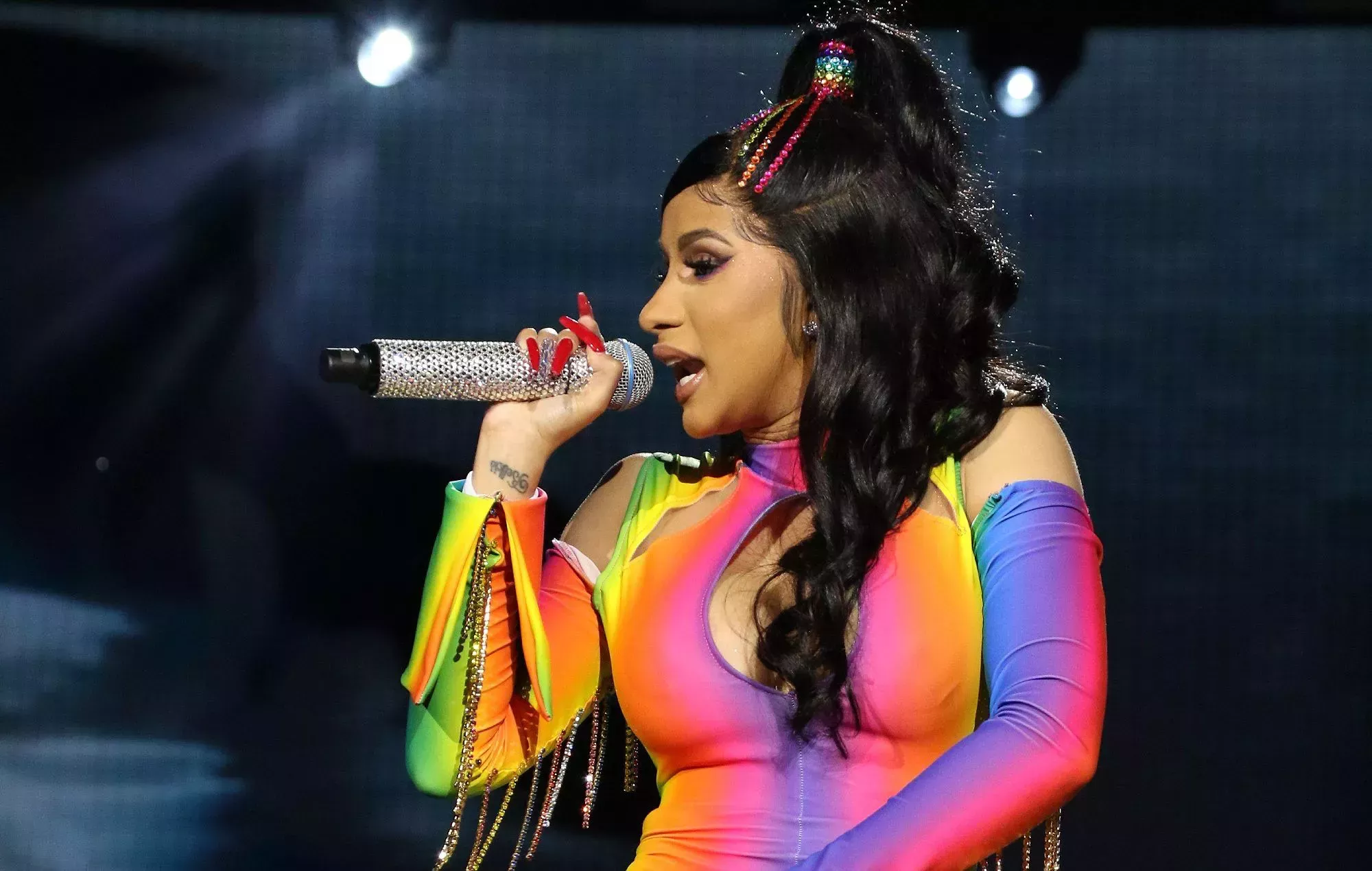 Cardi B responde a la afirmación de que intenta aumentar las cifras poniendo temas más antiguos en su segundo álbum