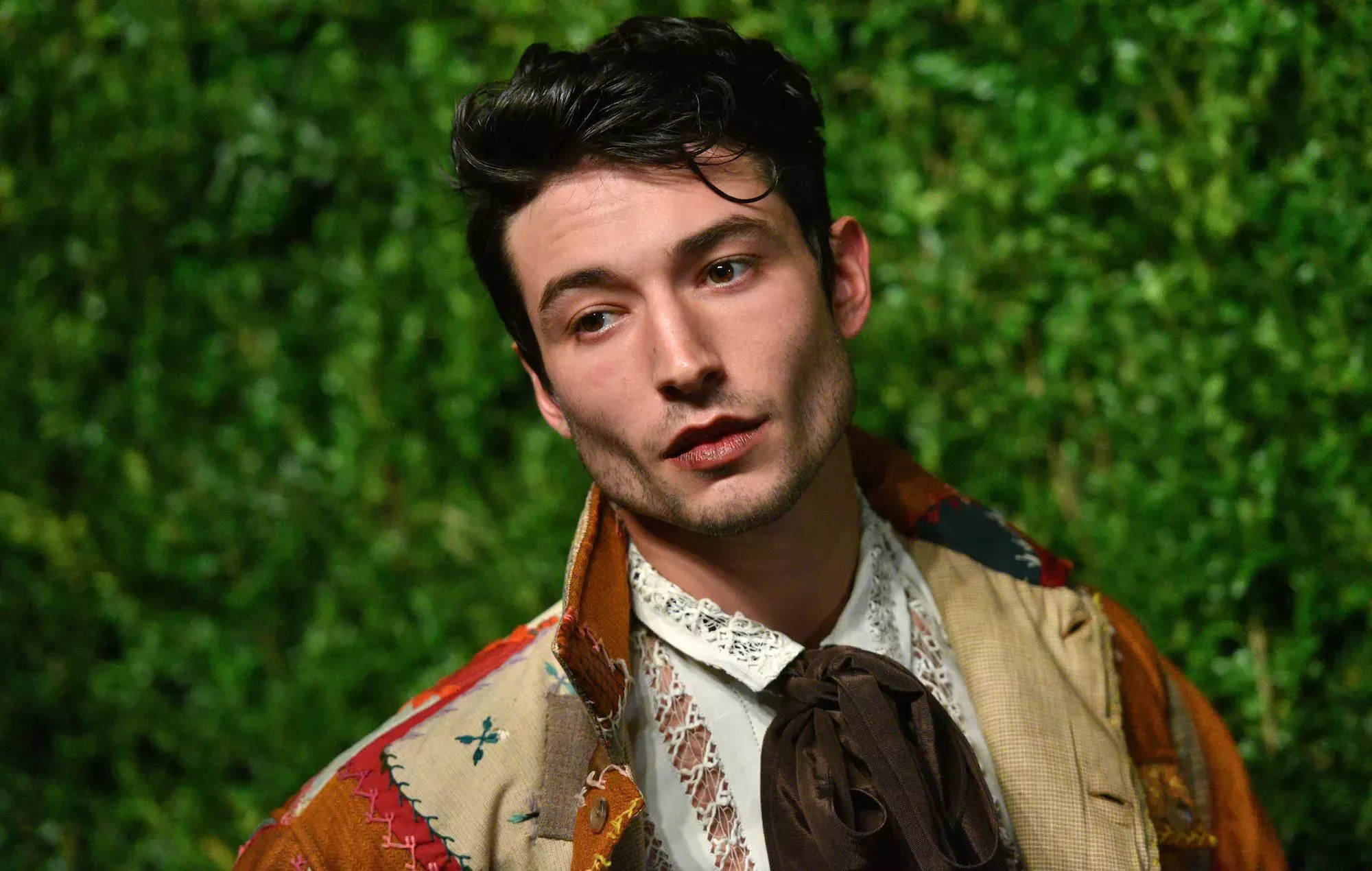 Ezra Miller: el juzgado es incapaz de localizar al actor para entregarle los papeles