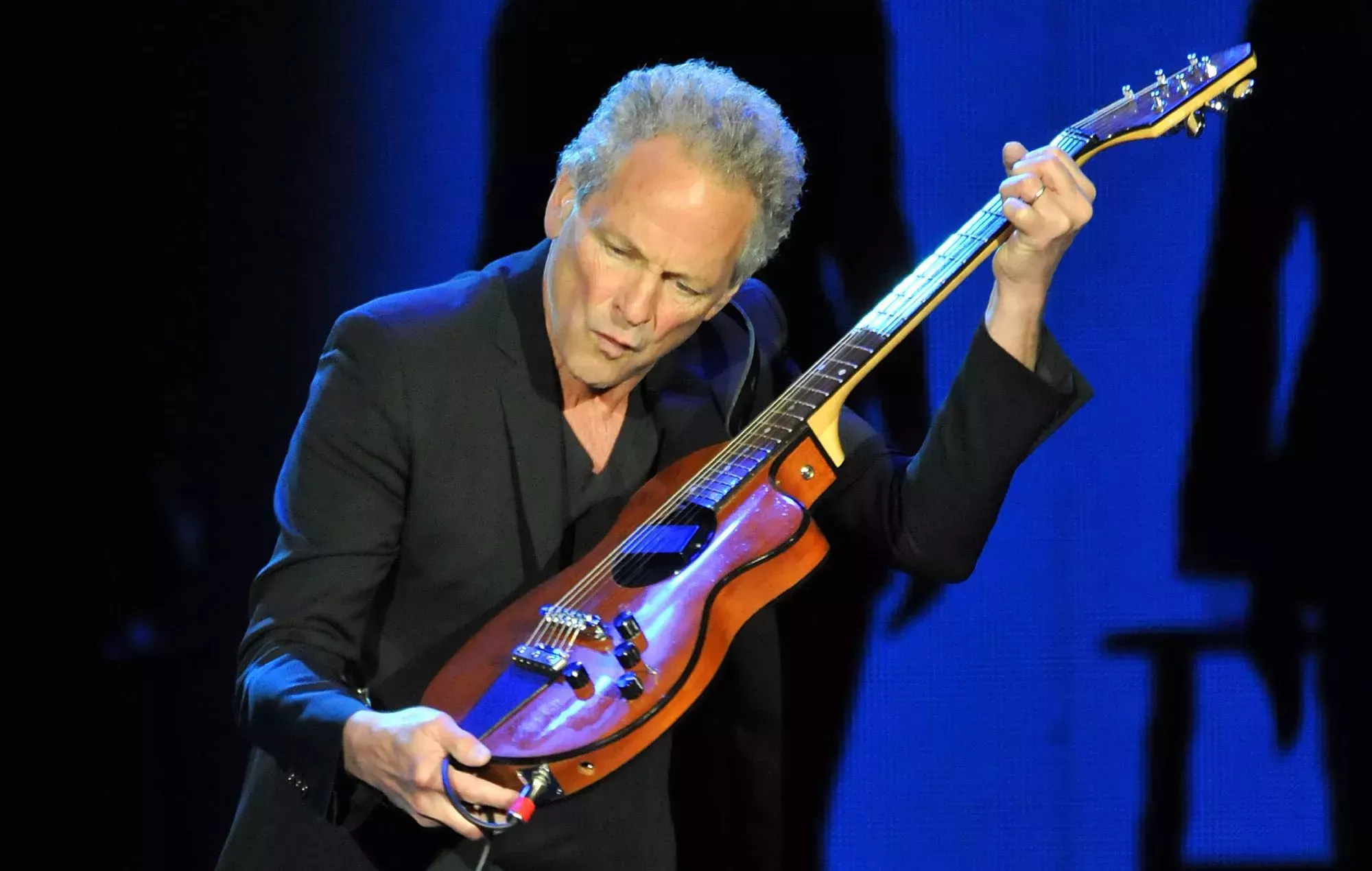 Lindsay Buckingham anuncia el cambio de fechas en el Reino Unido e Irlanda