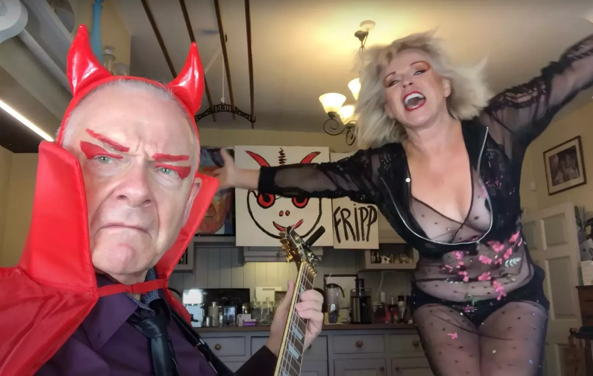 Mira cómo Robert Fripp y Toyah Willcox versionan 'Devil Inside' de INXS