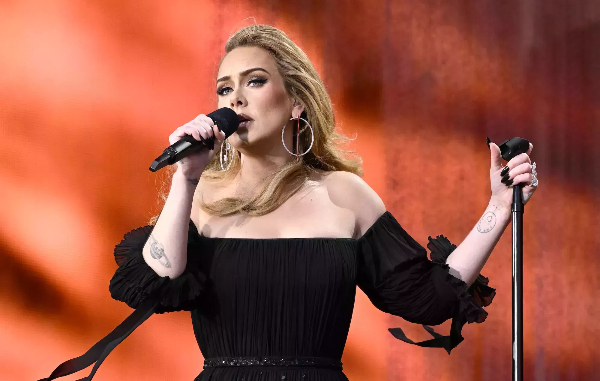 Adele invita a dos fans a ver el espectáculo al lado del escenario como parte de las celebraciones del Orgullo