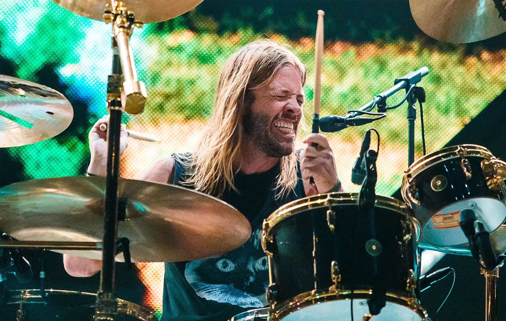 Mira cómo el hijo de Taylor Hawkins toca la batería en una emotiva interpretación de 'My Hero'