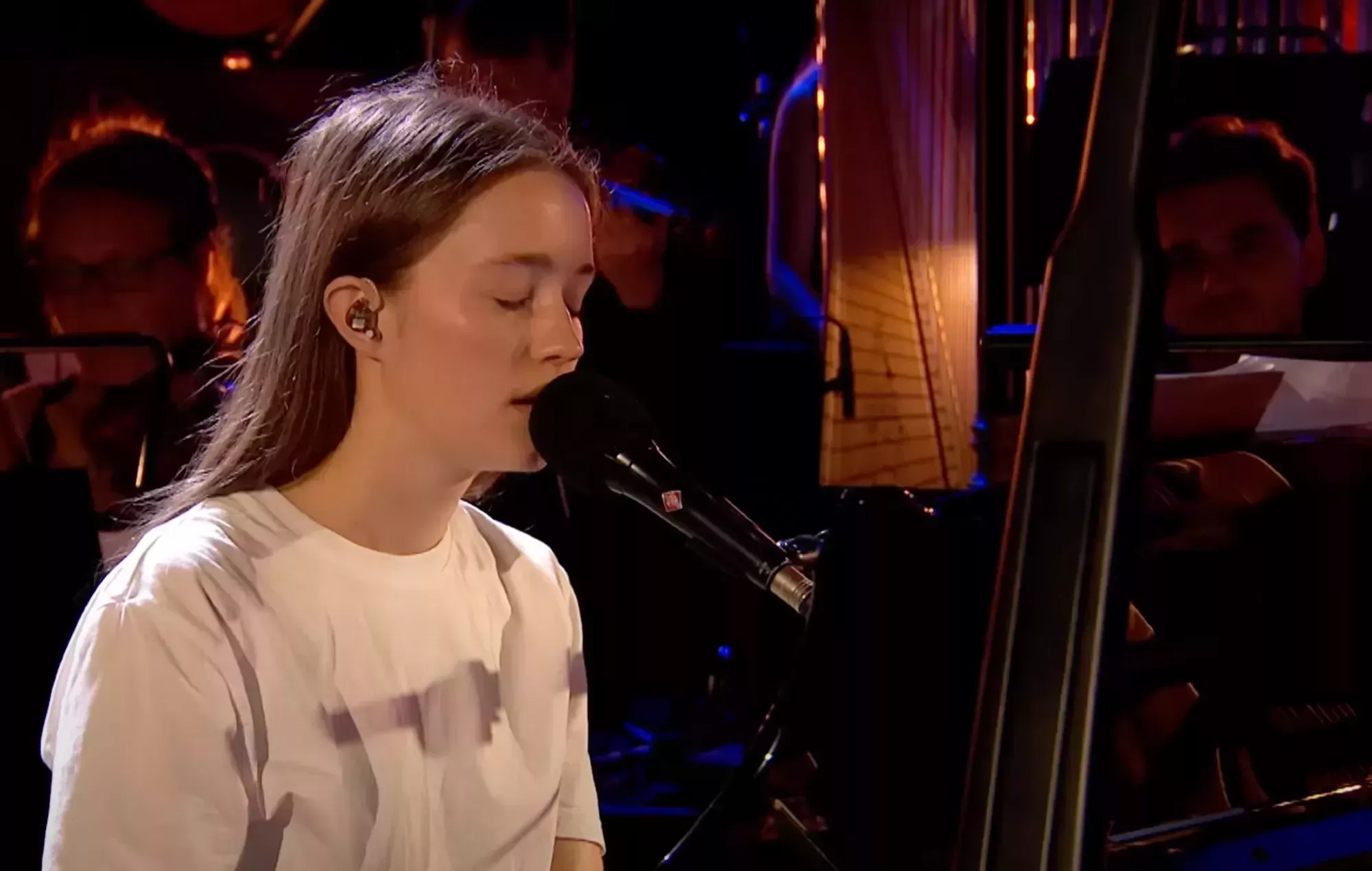 Mira cómo Sigrid versiona 'Old Man' de Neil Young con una orquesta