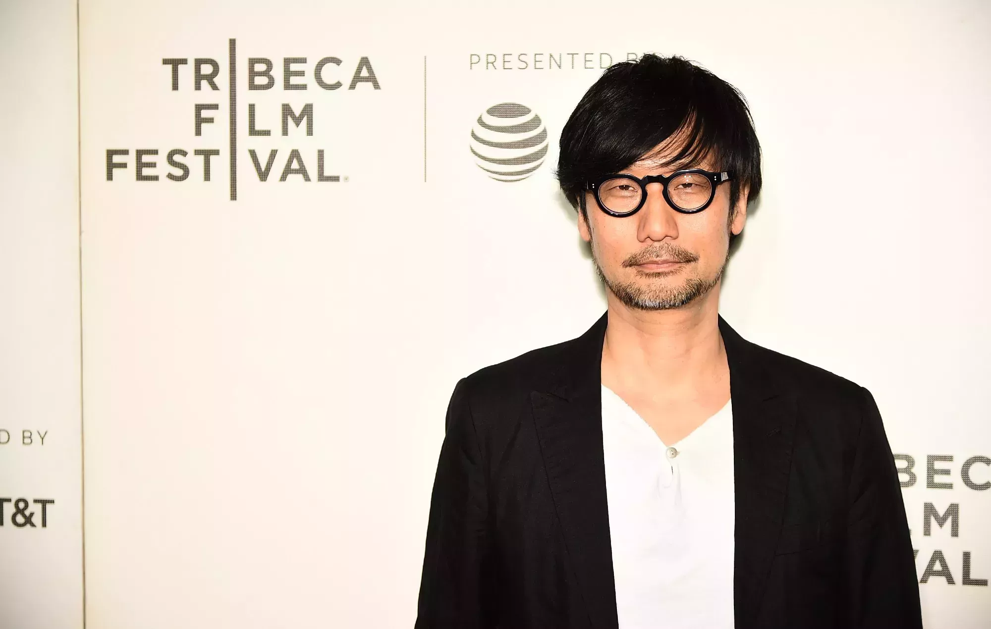 Un político francés de extrema derecha confunde a Hideo Kojima con el presunto asesino del ex presidente japonés