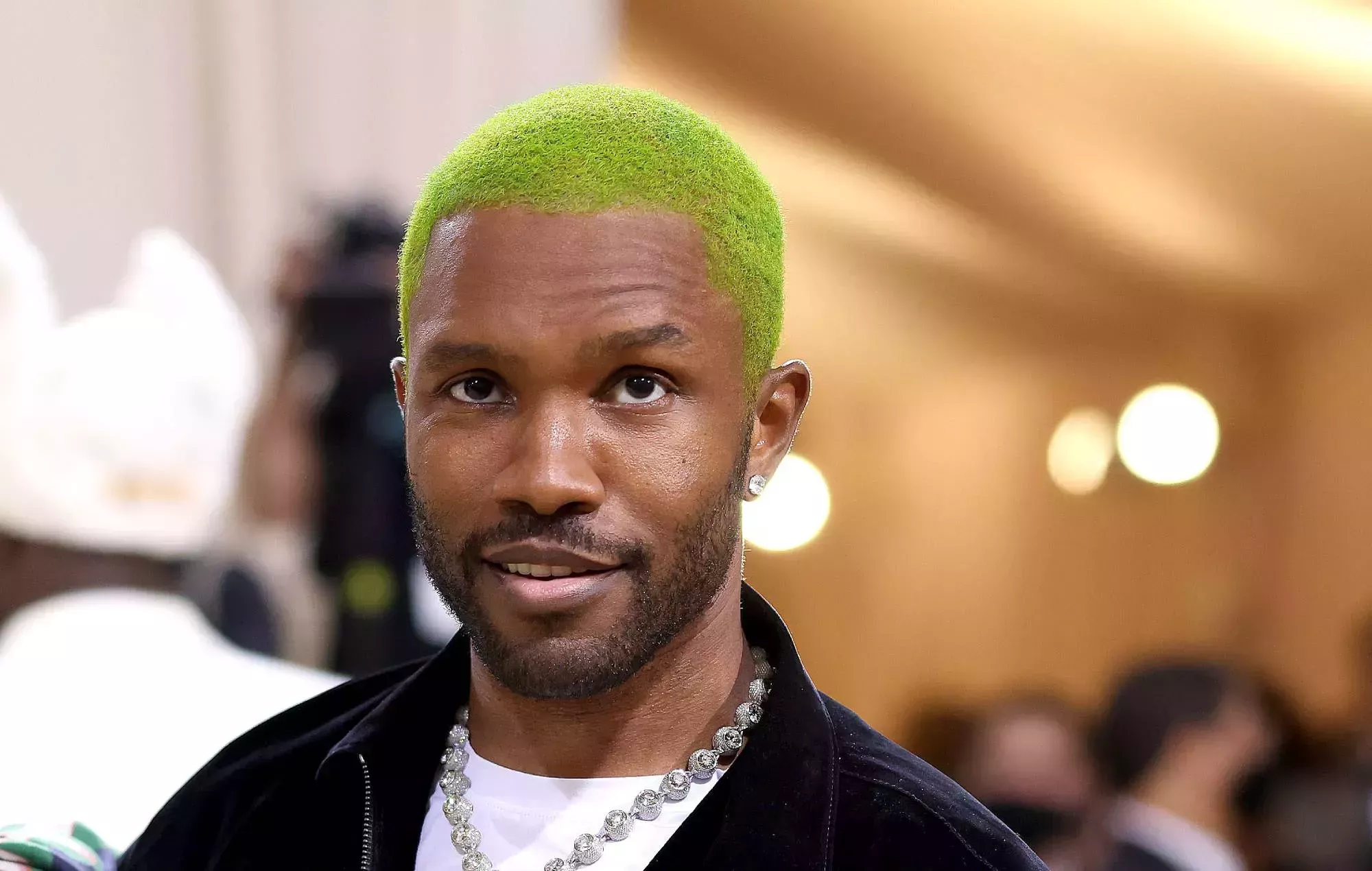 Vea las raras imágenes de Frank Ocean cantando en su graduación del instituto