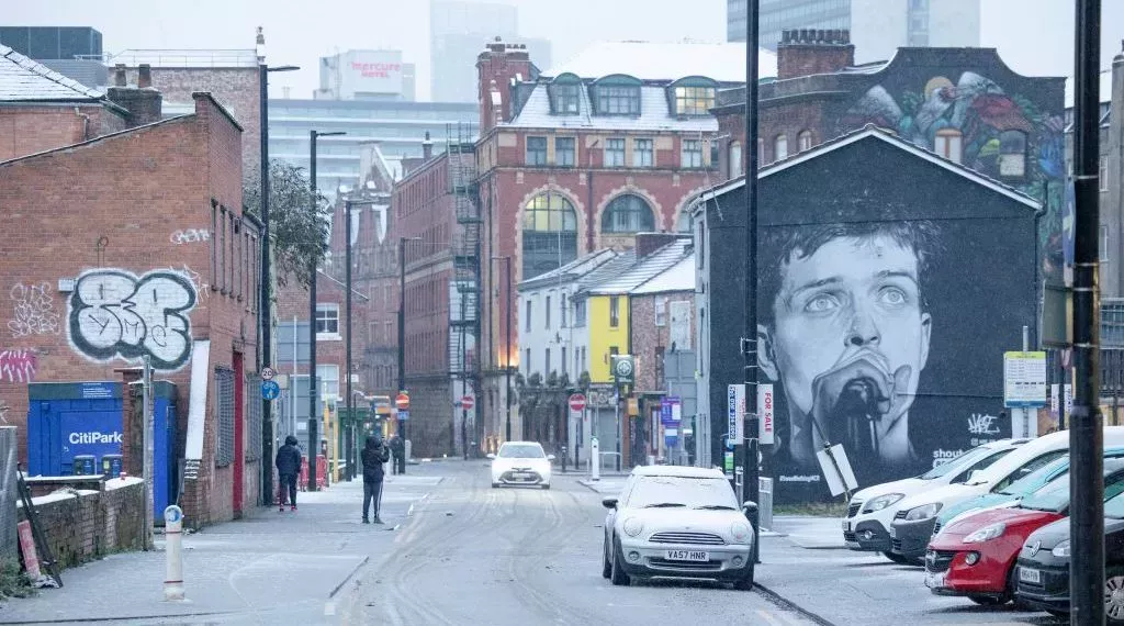 

	
		El rapero británico Aitch se disculpa después de que el mural de Manchester de Ian Curtis de Joy Division sea pintado para la publicidad de su álbum
	
	