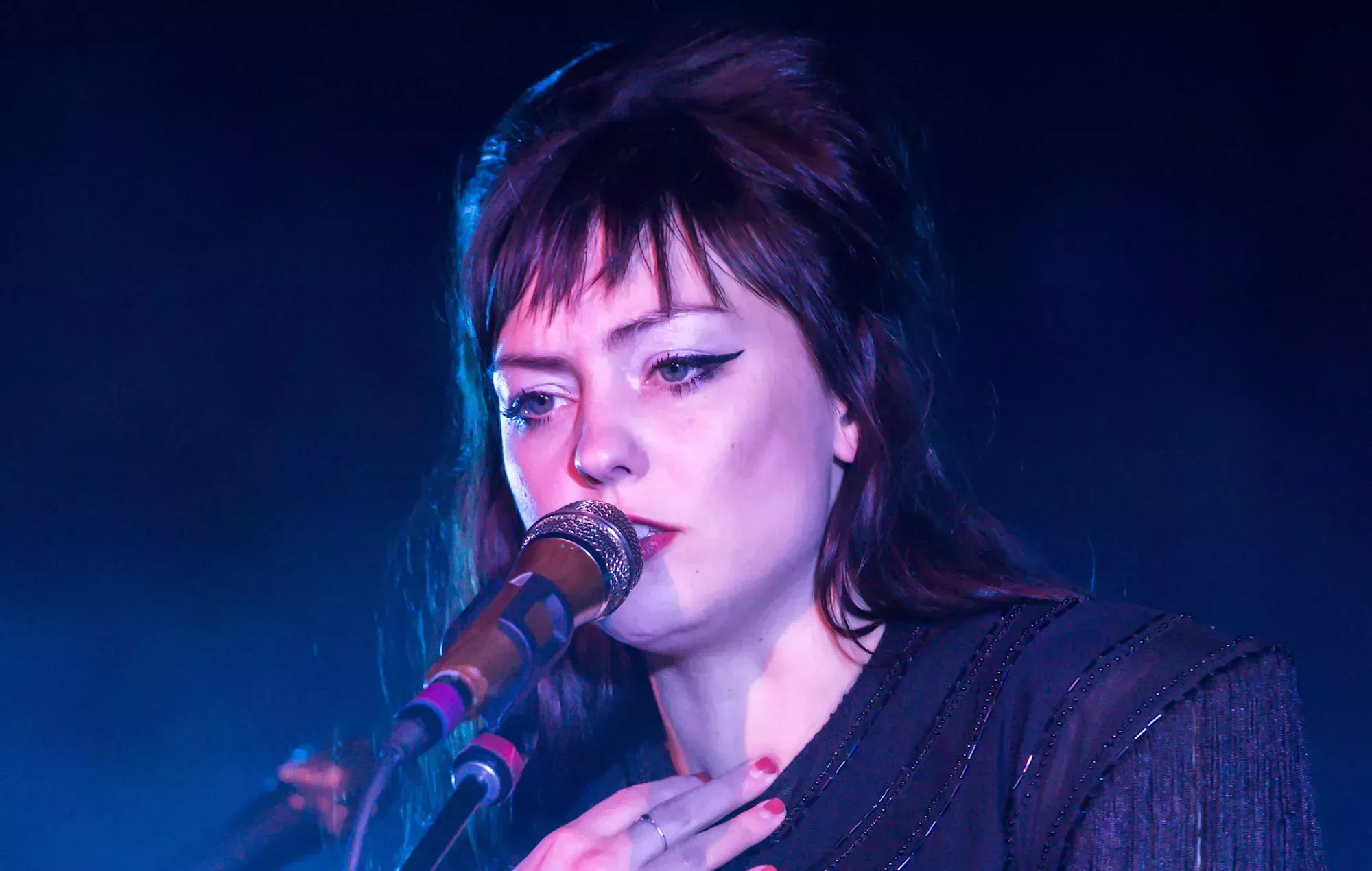 Vea a Angel Olsen interpretando 'All The Good Times' en 'Fallon'