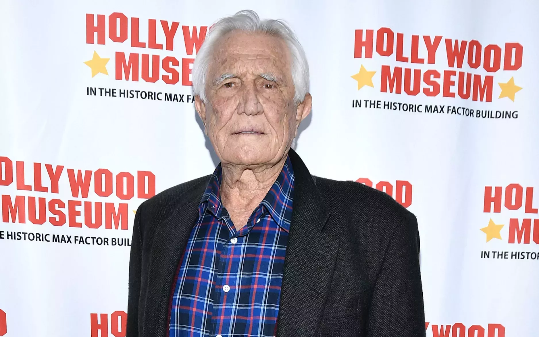 El ex protagonista de James Bond George Lazenby se disculpa por sus comentarios 