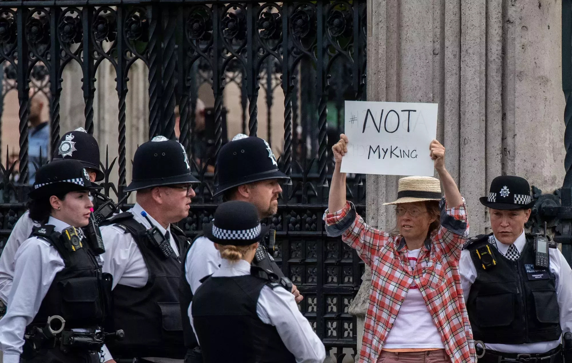 Figuras del espectáculo y políticos reaccionan a las detenciones de republicanos durante el periodo de luto por la reina Isabel II