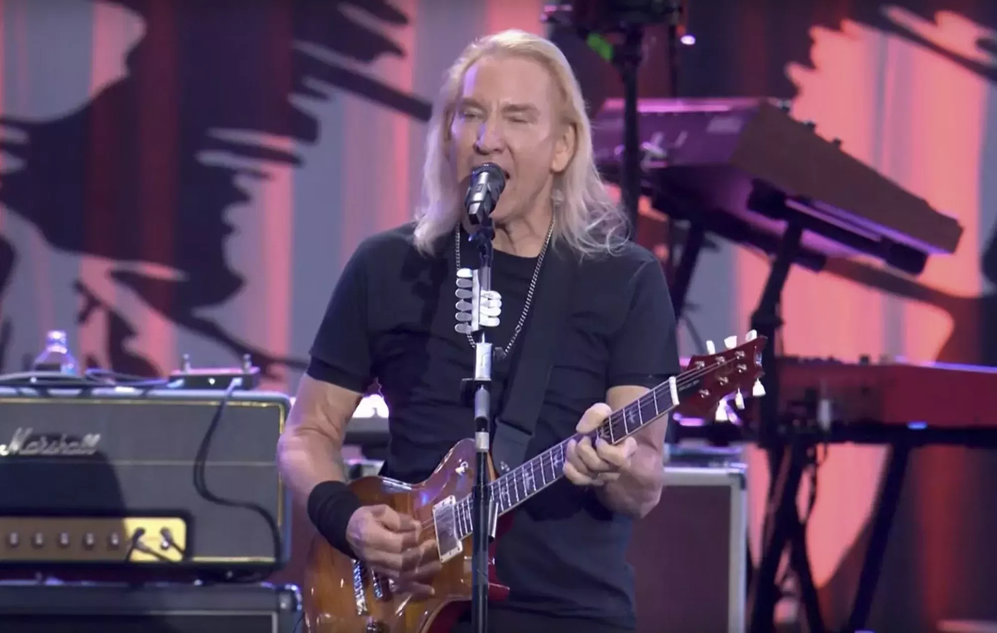 Joe Walsh lidera la reunida James Gang en el concierto de homenaje a Taylor Hawkins